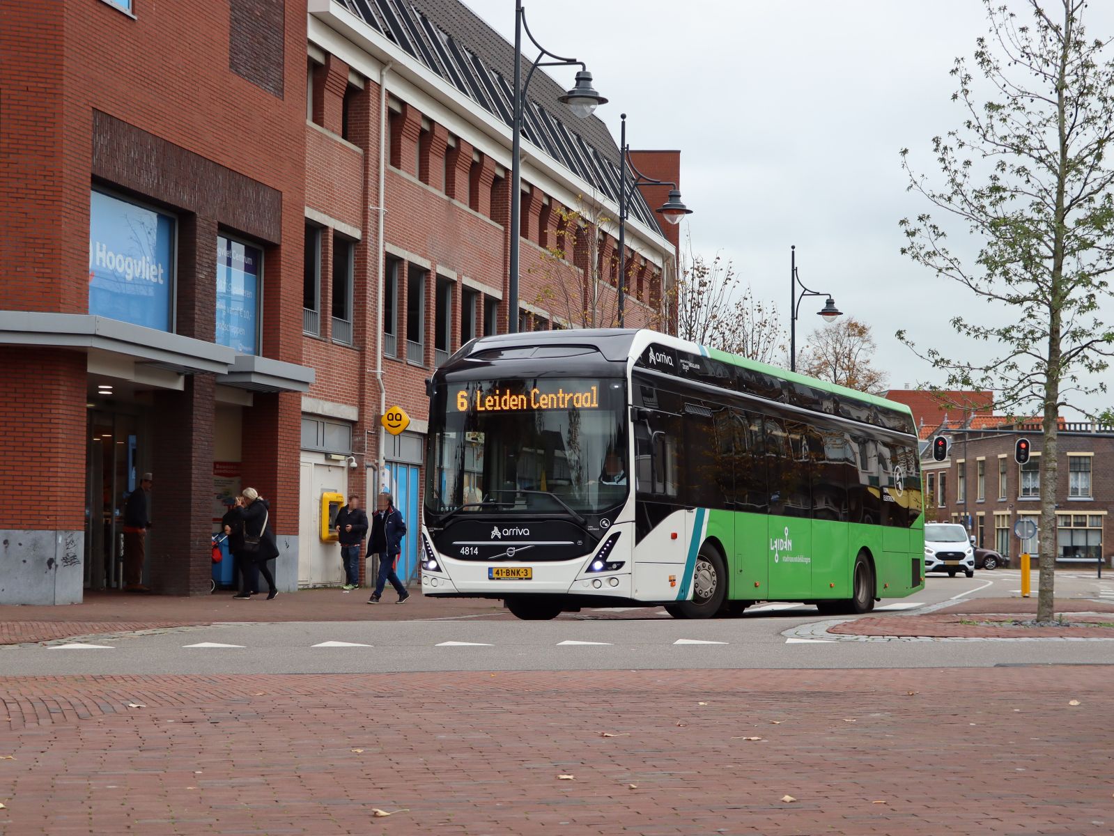 Arriva Bus 4814 Volvo 7900E Elektrobus (vollelektrisch) Baujahr 2019. Levendaal, Leiden 26-10-2022.

Arriva bus 4814 Volvo 7900E elektrische bus bouwjaar 2019. Levendaal, Leiden 26-10-2022.