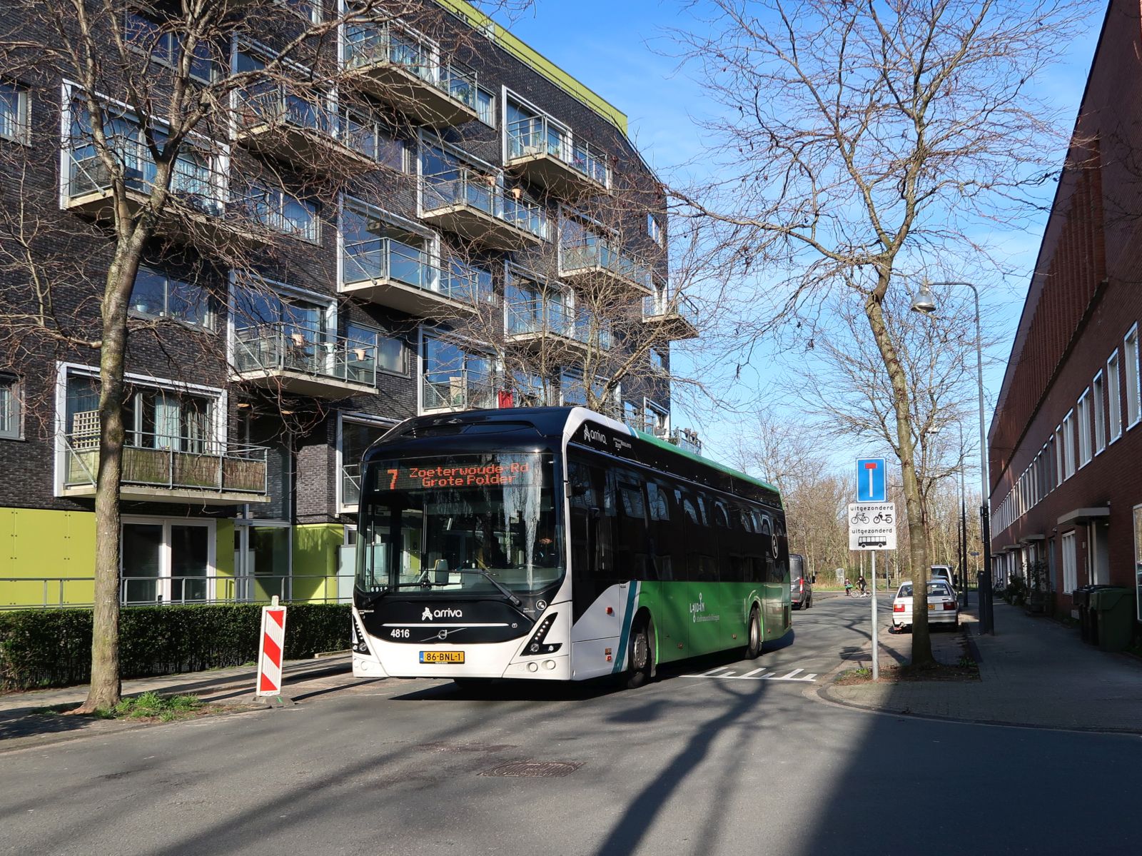 Arriva Bus 4816 Volvo 7900E Elektrobus (vollelektrisch) Baujahr 2019. Liviuslaan, Leiden 04-03-2024.

Arriva bus 4816 Volvo 7900E elektrische bus bouwjaar 2019. Liviuslaan, Leiden 04-03-2024.