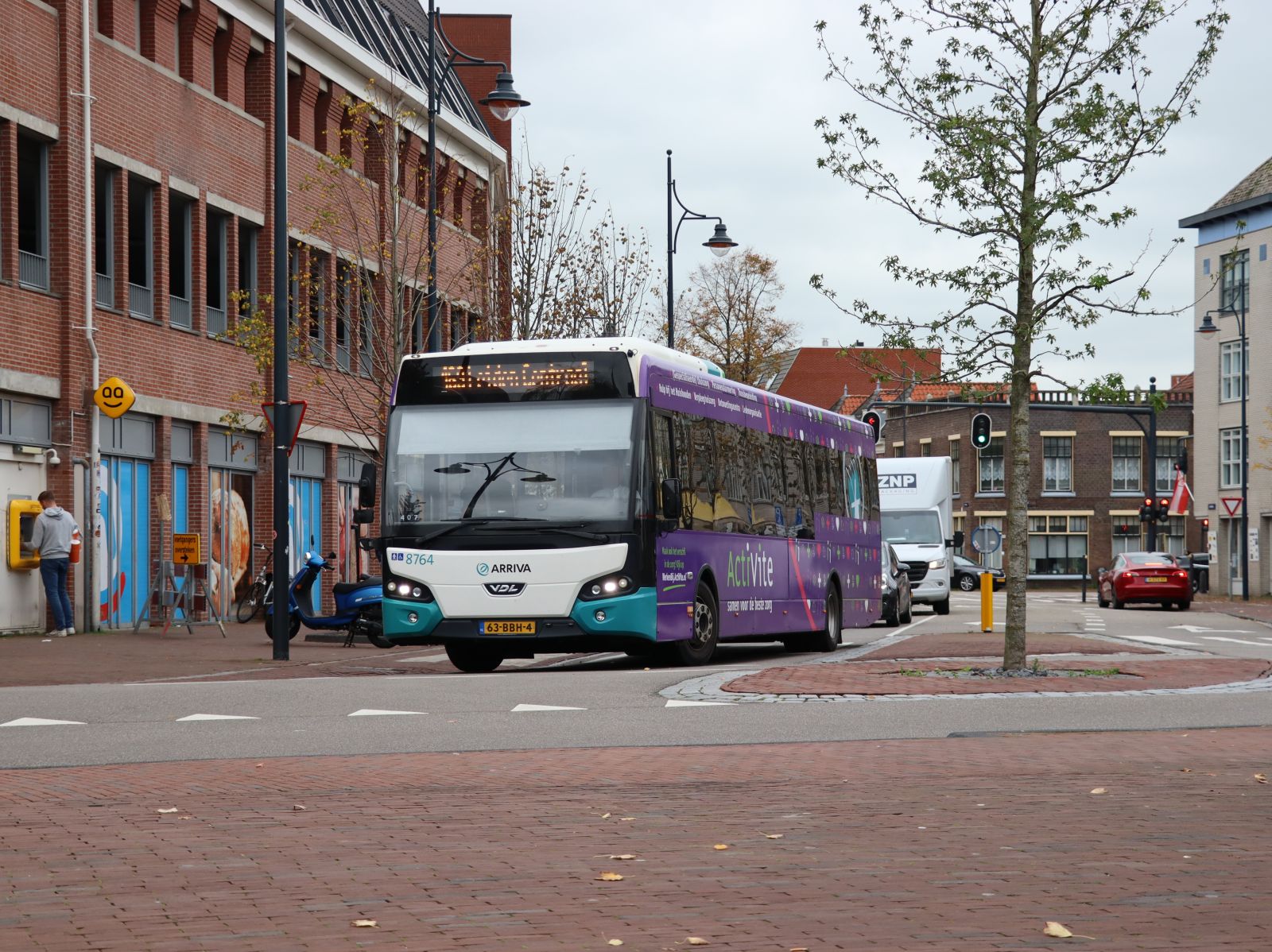 Arriva Bus 8764 DAF VDL Citea LLE120 Baujahr 2012. Levendaal, Leiden 26-10-2022.

Arriva bus 8764 DAF VDL Citea LLE120 bouwjaar 2012. Levendaal, Leiden 26-10-2022.