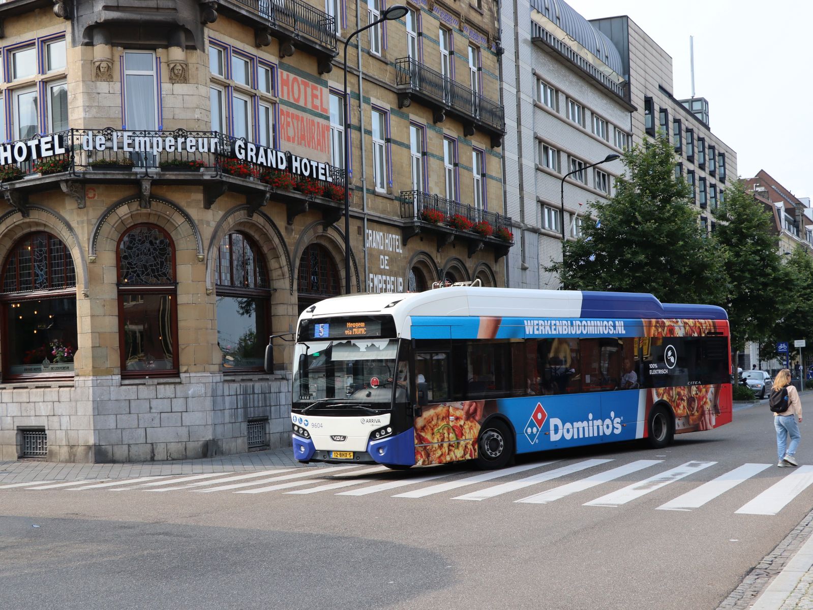 Arriva Bus 9604 VDL Citea SLF-120 Electric Baujahr 2016 Stationsplein, Maastricht 18-08-2024.

Arriva bus 9604 VDL Citea SLF-120 Electric bouwjaar 2016 Stationsplein, Maastricht 18-08-2024.