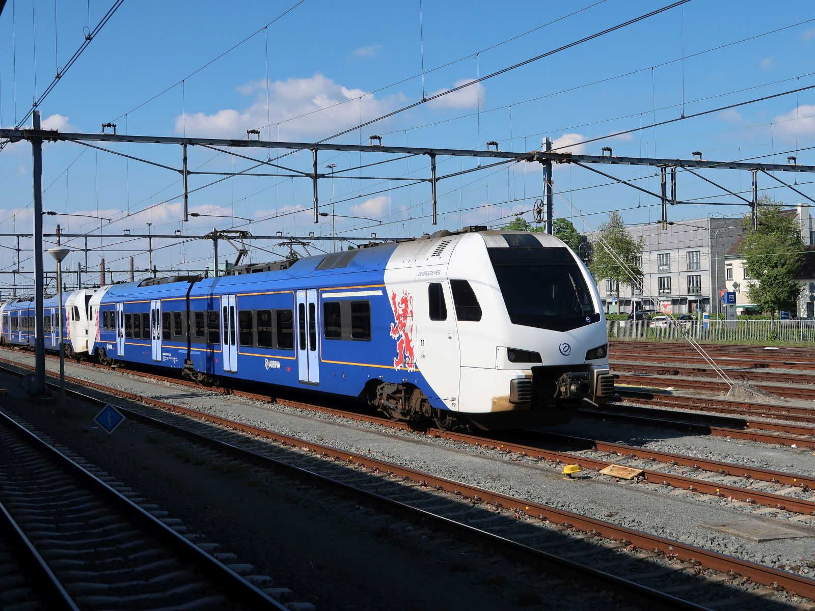 Arriva Stadler FLIRT3 Triebzug 451  De Groote Peel   Bahnhof Maastricht 26-04-2025

Arriva Stadler FLIRT3 treinstel 451  De Groote Peel   station Maastricht 26-04-2025.