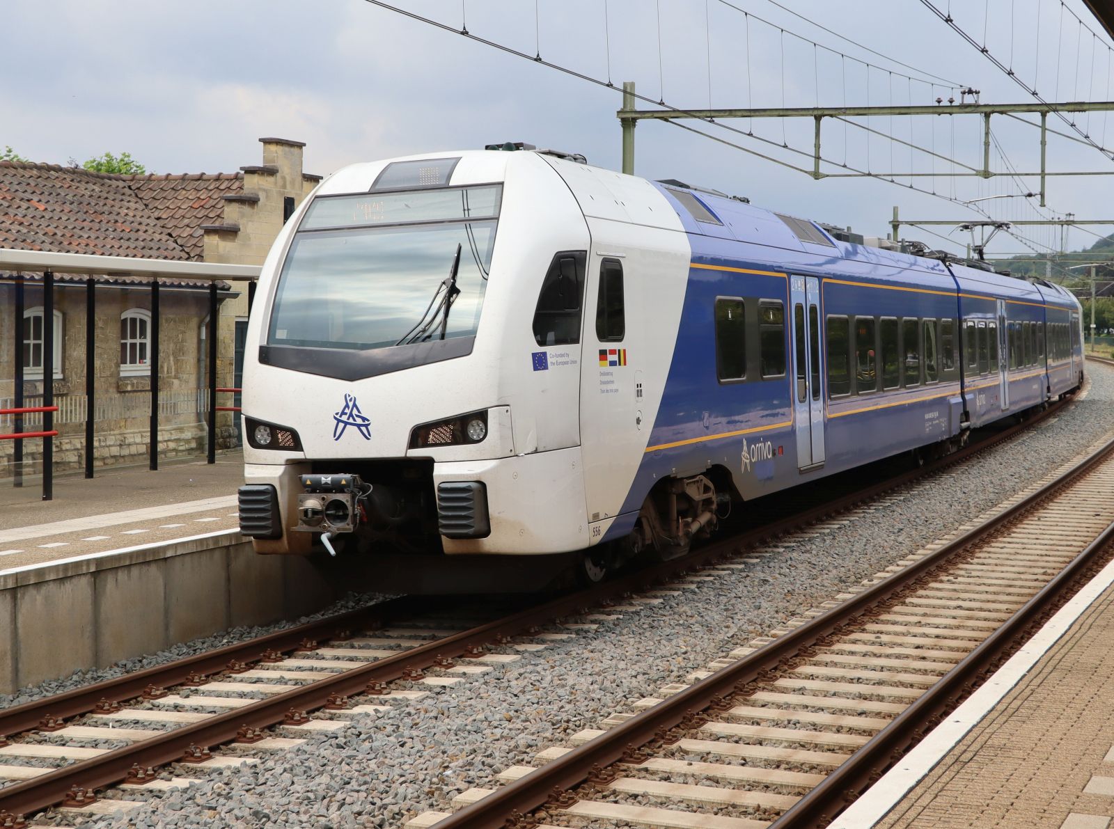 Arriva Stadler FLIRT3 Triebzug 556 Gleis 1 station Valkenburg 18-08-2024.

Arriva Stadler FLIRT3 treinstel 556 spoor 1 station Valkenburg 18-08-2024.