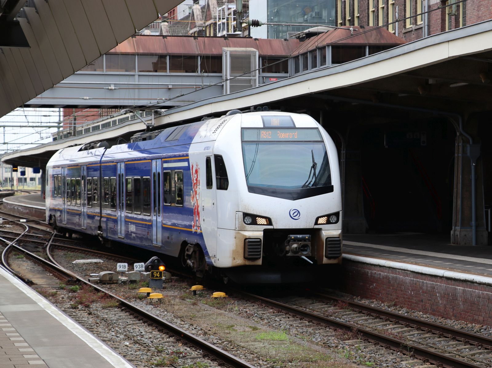 Arriva Triebzug 461 Stadler FLIRT3 Name  Mestreech  Gleis 4 Maastricht 18-08-2024.

Arriva treinstel 461 Stadler FLIRT3 met de naam  Mestreech  spoor 4 Maastricht 18-08-2024.