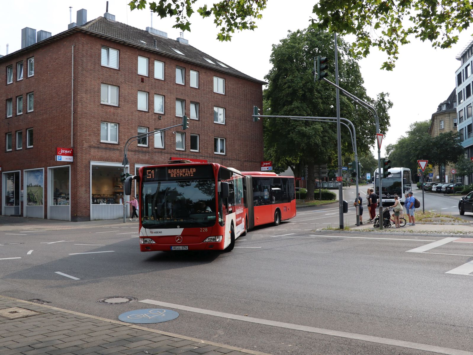 ASEAG (Aachener Strassenbahn und Energieversorgungs AG) Bus 228 Mercedes-Benz O530 Citaro Facelift G Baujahr 2007 Franzstrasse, Aachen 20-08-2024.

ASEAG (Aachener Strassenbahn und Energieversorgungs AG) bus 228 Mercedes-Benz O530 Citaro Facelift G bouwjaar 2007 Franzstrasse, Aken 20-08-2024.