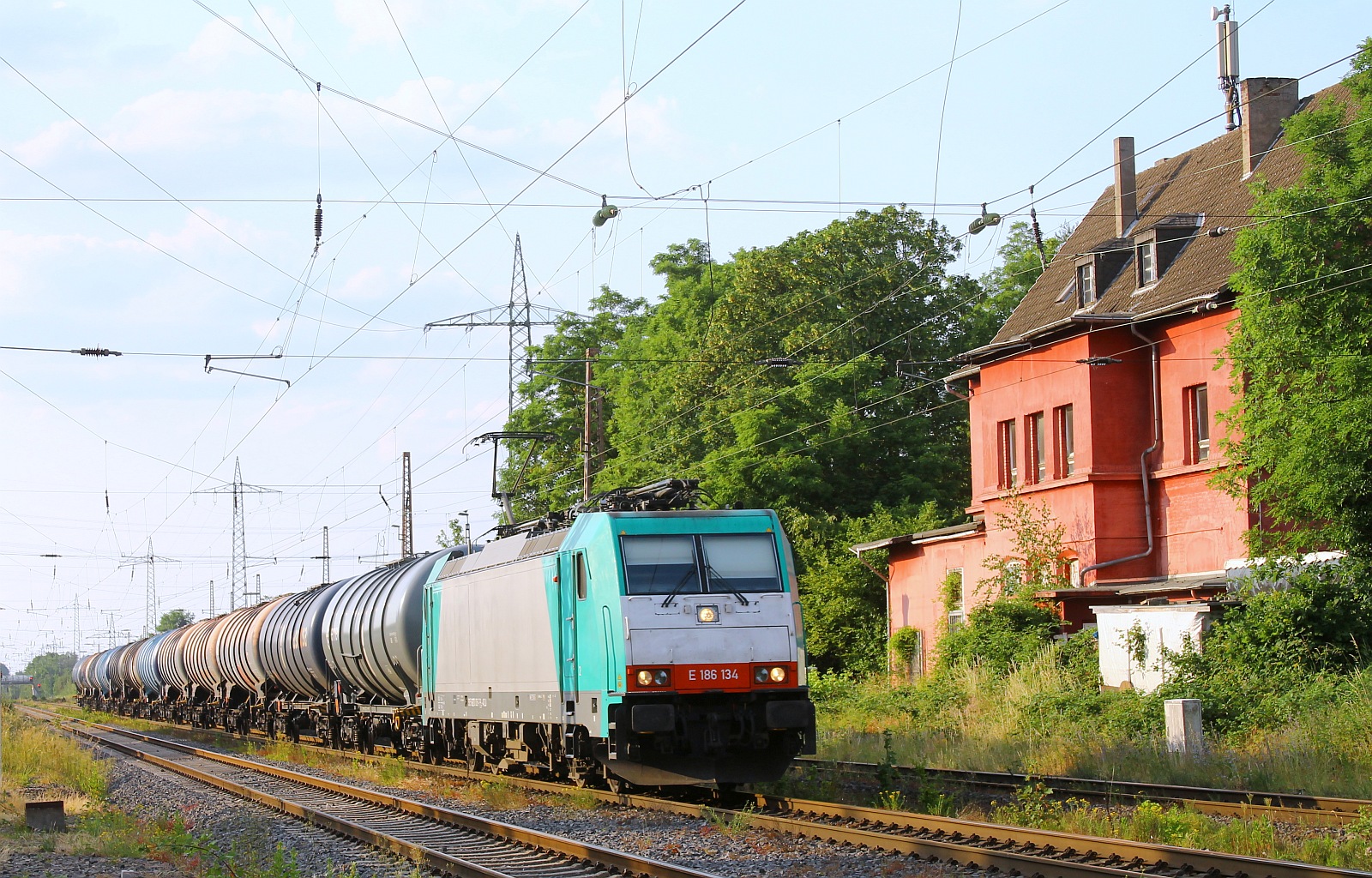 ATLU E 186 134 vor Kesselwagenzug Ratingen-Lintorf 15.06.2023