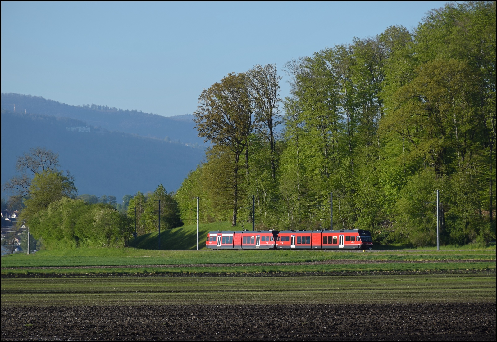 Auf der Biel-Täuffelen-Ins Bahn.

GTW Be 2/6 513 und GTW Be 2/6 512 der ASm. Siselen, April 2022. 