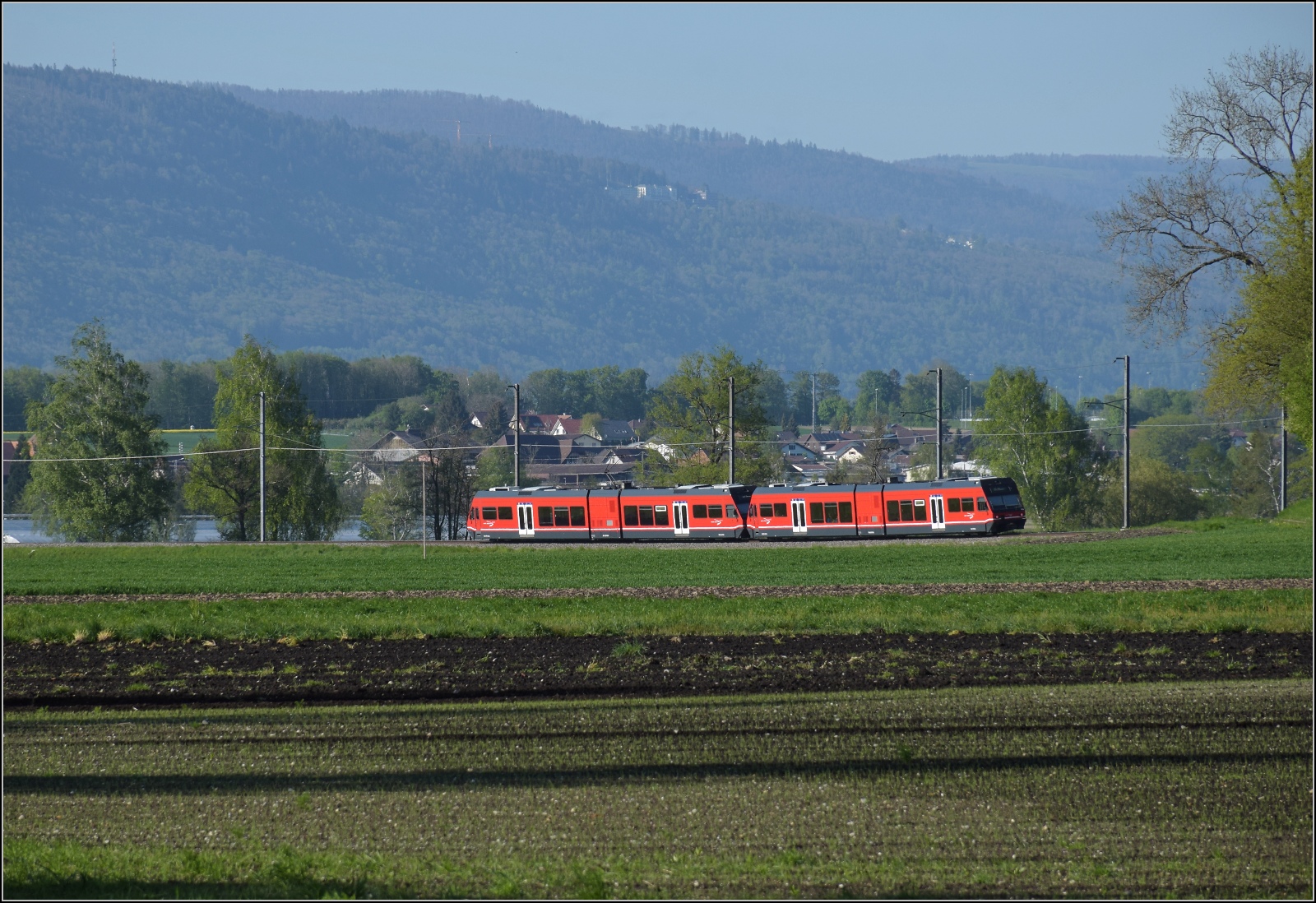 Auf der Biel-Täuffelen-Ins Bahn.

GTW Be 2/6 509 und GTW Be 2/6 510 der ASm bei Siselen. April 2022.