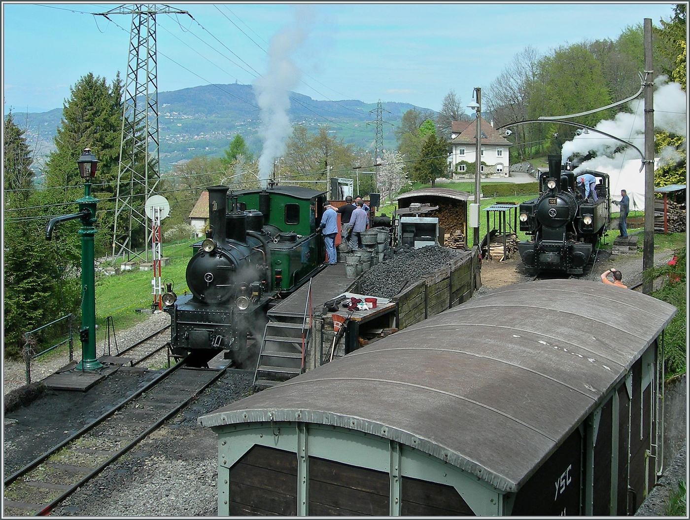 Auf den ersten Blick ein schon des öfteren gezeigtes Sujet: Die Lokversorgung der Blonay-Chamby Bahn in Chaulin. Doch auf den zweiten Blick entdeckt man links im Bild die RhB G 3/4 n° 1 welche damals zum Bestand der Blonay-Chamby Bahn Dampfloks zählte. 
Interessant auch die im Hintergrund zu sehende SGE G 2x 2/2 105, die sich damals noch ganz in Schwarz zeigte. 
  

3. Mai 2008