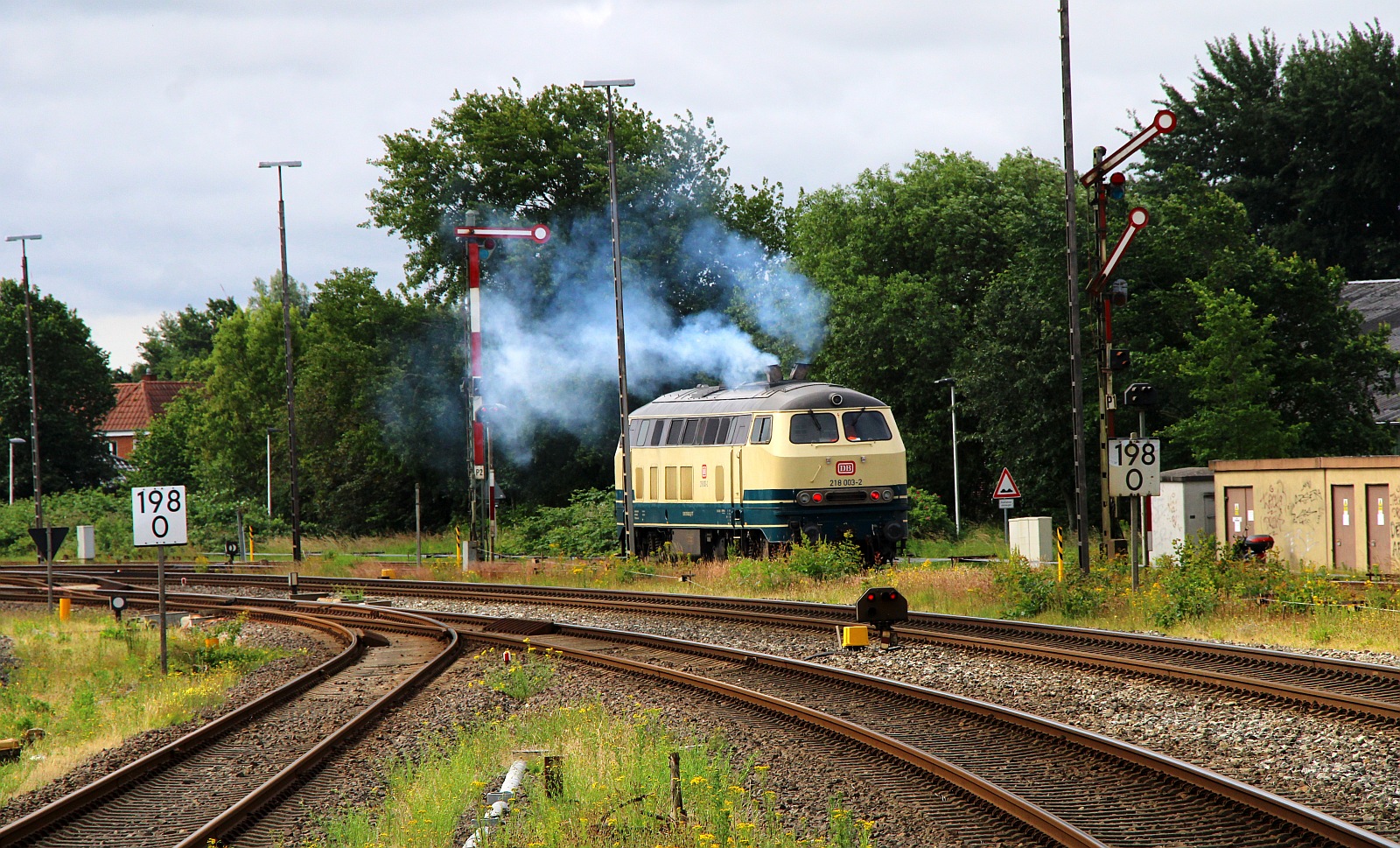 Auf gehts zurück nach Hamburg....was immer die 218 003-2 auch in Niebüll wollte sie entschwand mit einer blauen Abschiedswolke gen Süden. Niebüll 22.06.2024