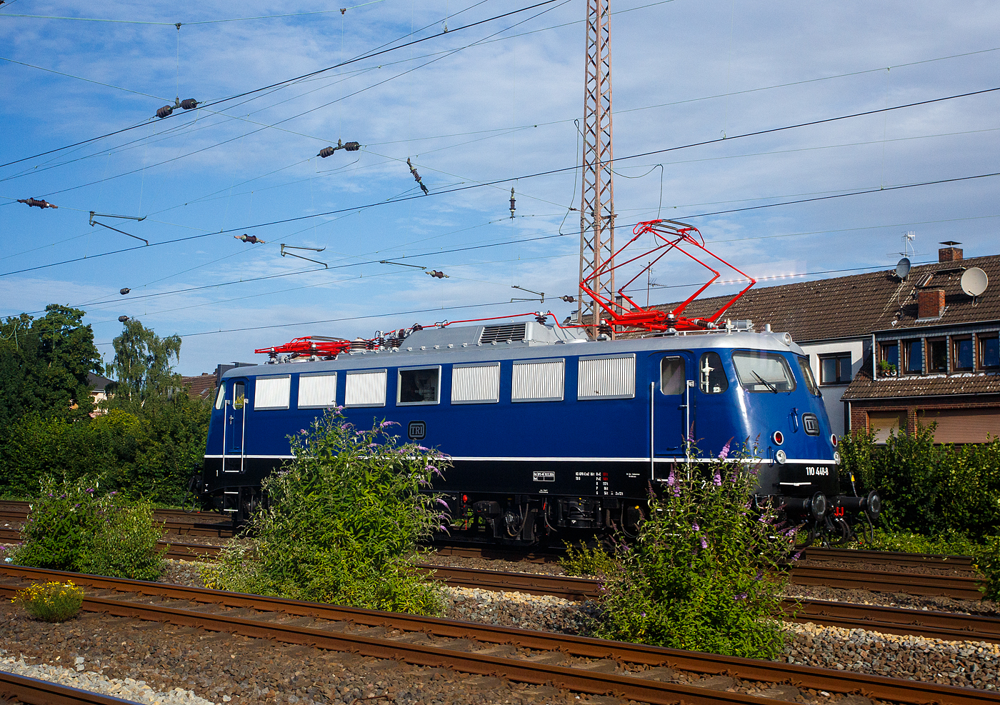 Auf unserer Fahrt mit einem IC nach Oberhausen am 24 Juni 2025 kommt uns kurz vor Oberhausen Hbf diese Bügelfalten E 10 entgegen, leider mit Spiegelungen da durch die Scheibe fotografiert. Es ist die 110 448-8 (91 80 6110 448-8 D-TRAIN) der TRI Train Rental GbR (Eckental-Eschenau), ex DB 115 448-3, ex DB 110 448-8, ex DB E 10 448-8.

Die E 10 (Bügelfalte ohne Verschleißpufferbohlen) wurde 1967 von der Krauss-Maffei AG in München-Allach unter der Fabriknummer 19223 gebaut, die Elektrik ist von den SSW - Siemens-Schuckert-Werke in Berlin. Sie wurde als E 10 448 an die Deutsche Bundesbahn geliefert. Mit der Einführung des EDV-Nummernsystems wurde sie zum 01.01.1968 zur DB 110 448-8, zum 17.12.2005 ging sie an die DB AutoZug GmbH und wurde so nun zur DB 1115 448-3 als solche kam sie 2015 zur DB Fernverkehr AG, am 17.01.2019 entgleiste die Lok beim Rangieren mit allen Achsen in Engelsdorf. So wurde sie 2020 ausgemustert und an die TRI - Train Rental International GmbH verkauft. Bis Ende 2024 wurde die Lok durch die Baltic Port Services GmbH in Mukran betriebsfähig aufgearbeitet und am 10.Dezember 2024 durch die TRI GmbH wieder in Betrieb genommen. Anlässlich der Untersuchung erhielt die Lok im Dezember 2024 eine Neulackierung in der Farbgebung in saphirblau mit silbernem Dach.

Bemerkungen/Besonderheiten: Konventionelle-Wendezug-Steuerung (36-poliges Kabel), Linienzugbeeinflussung (LZB); CIR-ELKE (Abk. Computer Integrated Railroading – Erhöhung der Leistungsfähigkeit im Kernnetz)