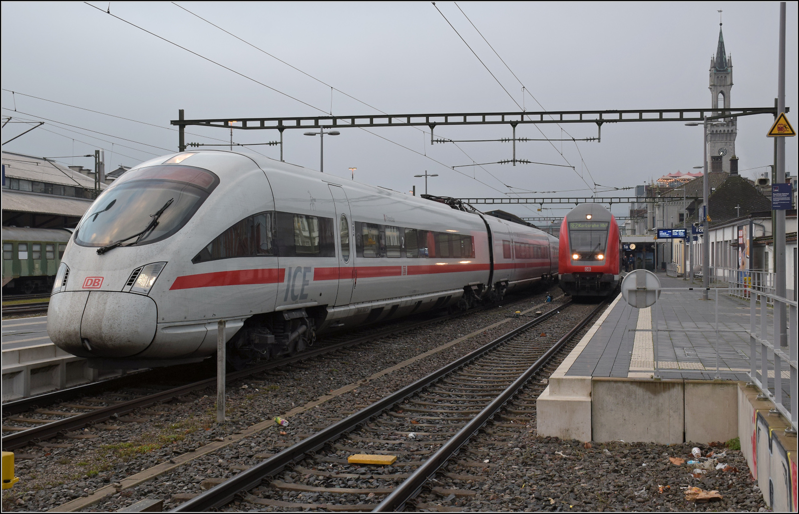 Aus aktuellem Anlass: 411 070  Penzlau  bestreitet heute die letzte planmäßige Fahrt eines ICE-T von Konstanz aus. Zumindest in der Abstellung dürfte er vorläufig der letzte planmässige ICE-T auf Schweizer Boden gewesen sein. Daneben fährt die öfter haltende, etwas schnellere Schwarzwaldbahn mit 146 236 aus. Konstanz, November 2025.