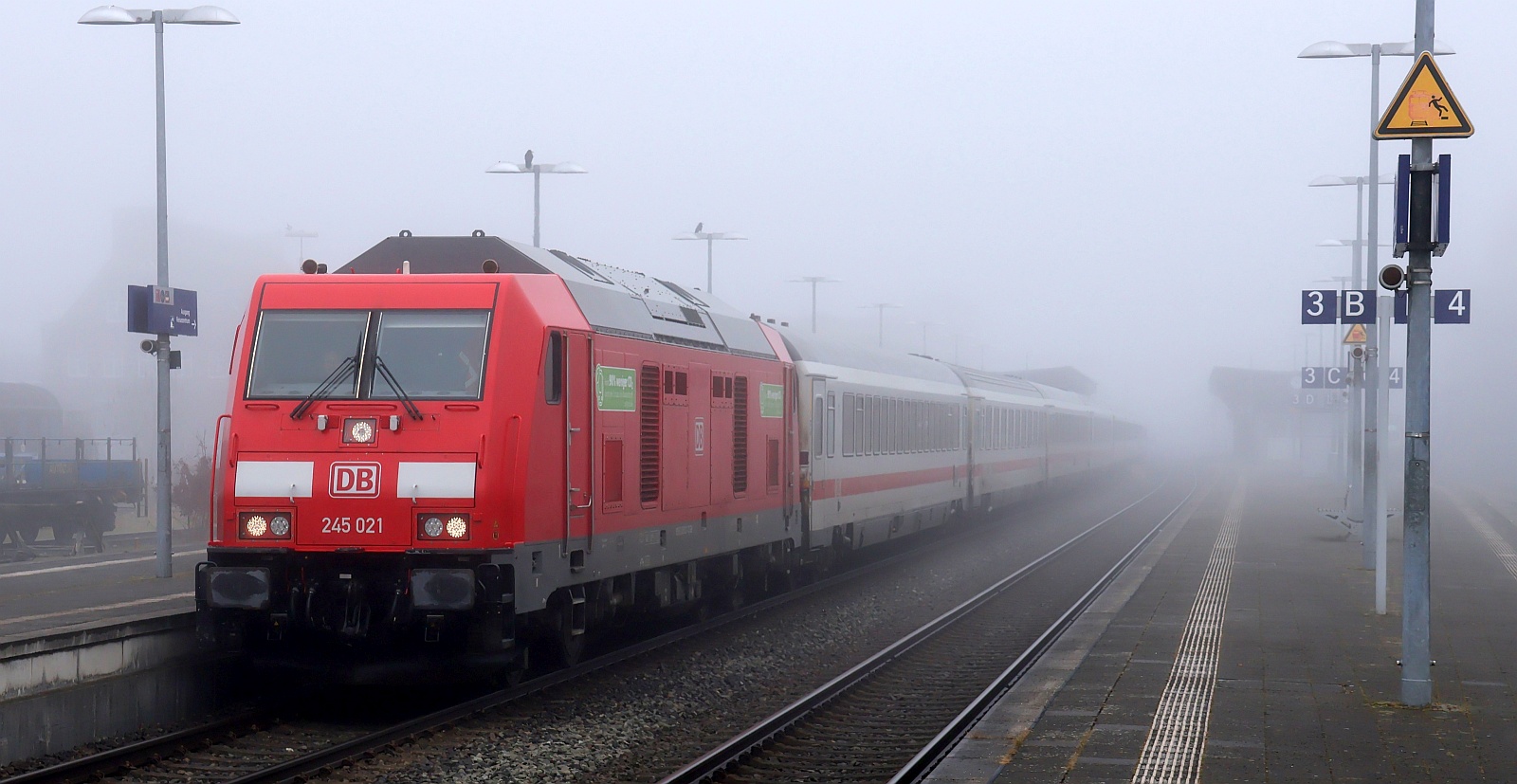 Ausfahrt für 245 021 mit dem IC 2311. Niebüll 01.03.2025