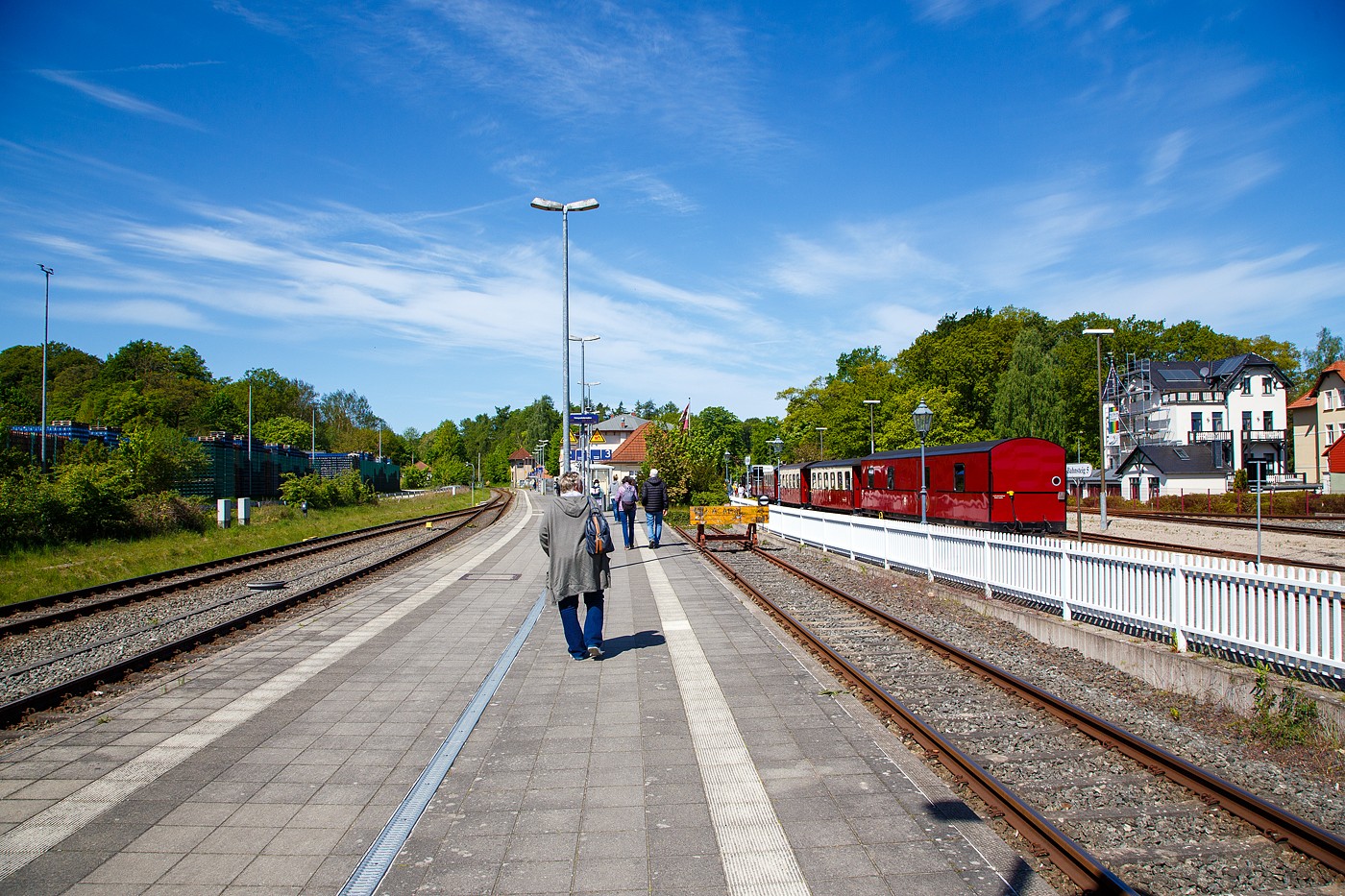 Bahnhof Bad Doberan am 15.05.2022.
Links die normalspurigen DB Bahnstrecke Wismar–Rostock – Tessin (KBS 185), rechts das normalspurige Stumpfgleis 3 und hinter dem Zaun die schmalspurige Mecklenburgischen Bäderbahn Molli (KBS 186).

In der Bildmitte die Empfangsgebäude der Mecklenburgischen Bäderbahn und dahinter der DB. Ganz hinten am Bü das Stellwerk Bad Doberan Fahrdienstleiter.