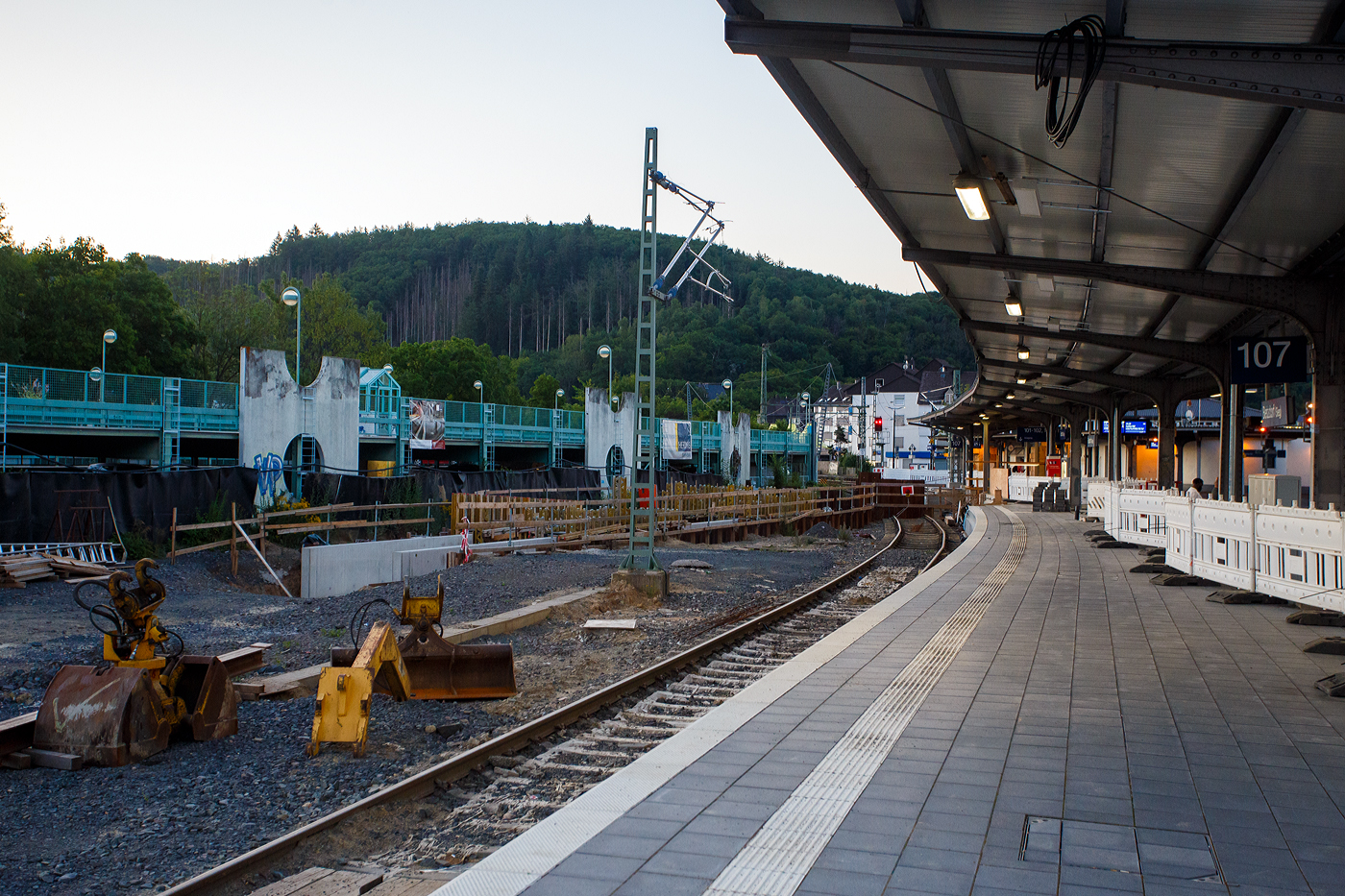 Bahnhof Betzdorf (Sieg) am 01 Juli 2025, die Arbeiten an der Erweiterung der Personen-Unterführung (Personentunnel) unter Gleis 107 zum Parkhaus schreiten langsam voran. Vielleicht wird es zum Fahrplanwechsel im Dezember (2025 😉) fertig. Eigentlich war das Gleis 107 im Jahr 2017 fertig und 2019 hatte es dann auch die Oberleitung. Doch dann ist wohl endlich jemanden aufgefallen, das man nun nicht mehr ohne großen Umweg oder ohne Gleisüberquerung auf die Bahnsteige kommt. 