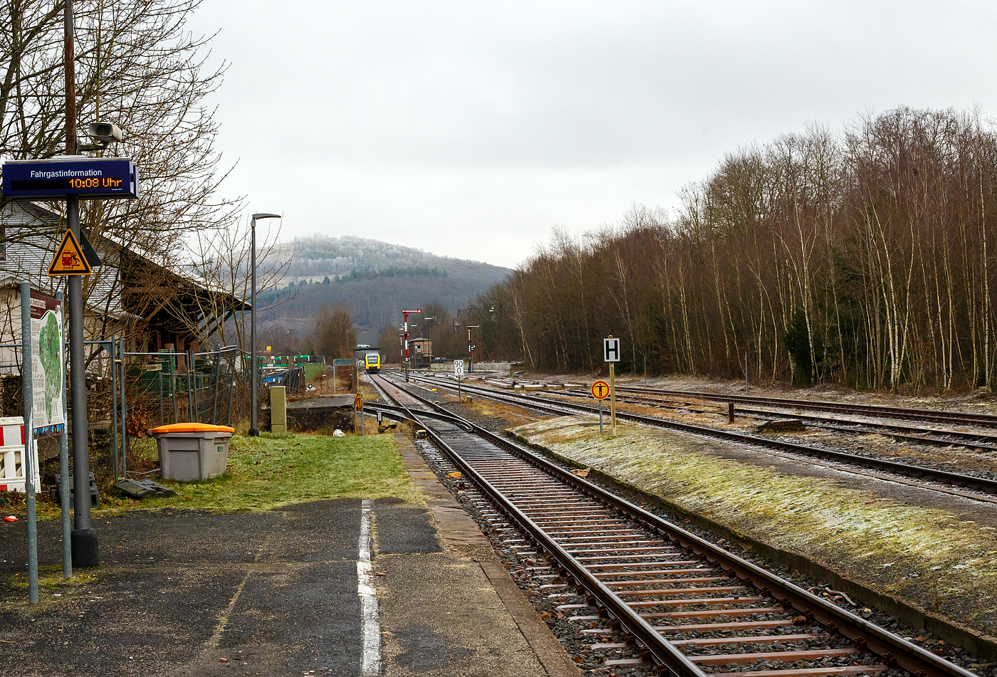 Bahnhof Herdorf in östlicher Blickrichtung (Richtung Neunkirchen) am Vormitttag des 30 Dezember 2024. Hinten das Weichenwärter-Stellwerk Herdorf Ost (H0). 

Hinten kommt auch der VT 260 (95 80 0648 160-9 D-HEB / 95 80 0648 660-8 D-HEB), ein Alstom Coradia LINT 41 der HLB (Hessische Landesbahn) und erreicht bald den Bahnhof. 