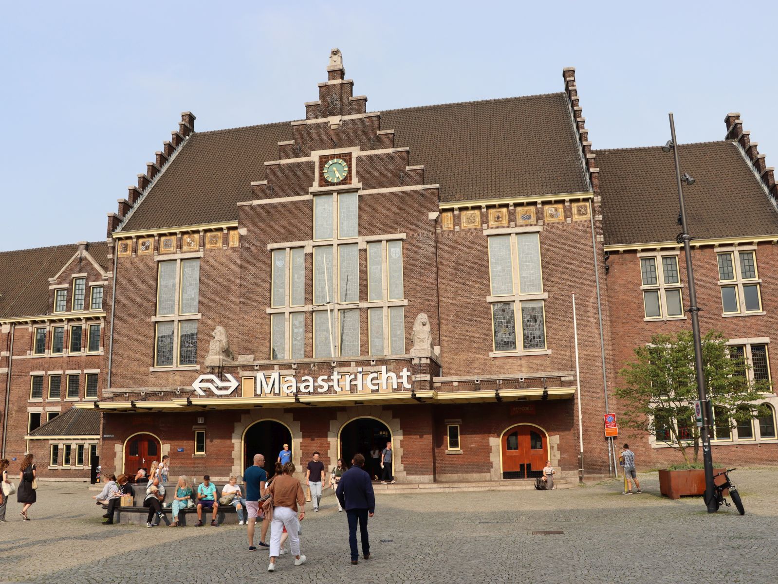 Bahnhof Maastricht, Stationsplein Maastricht 18-08-2024.

Station Maastricht, Stationsplein Maastricht 18-08-2024.