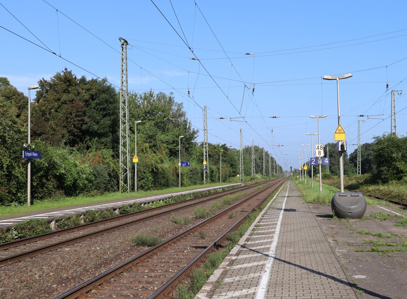 Bahnsteig Gleis 2 und 4 Bahnhof Empel-Rees 02-09-2021.

Perron spoor 2 en 4 station Empel-Rees 02-09-2021.