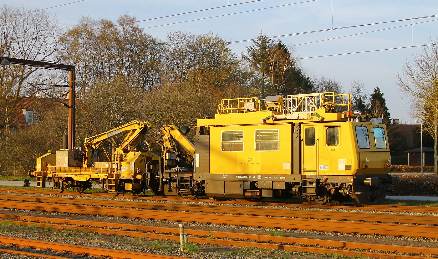 Banedanmark/Enterprise MTW Trolje 434 oder 99 86 9236 434-7 + Kranwagen 673a/ 99 86 9436 673-8. Pattburg/DK 18.04.2023