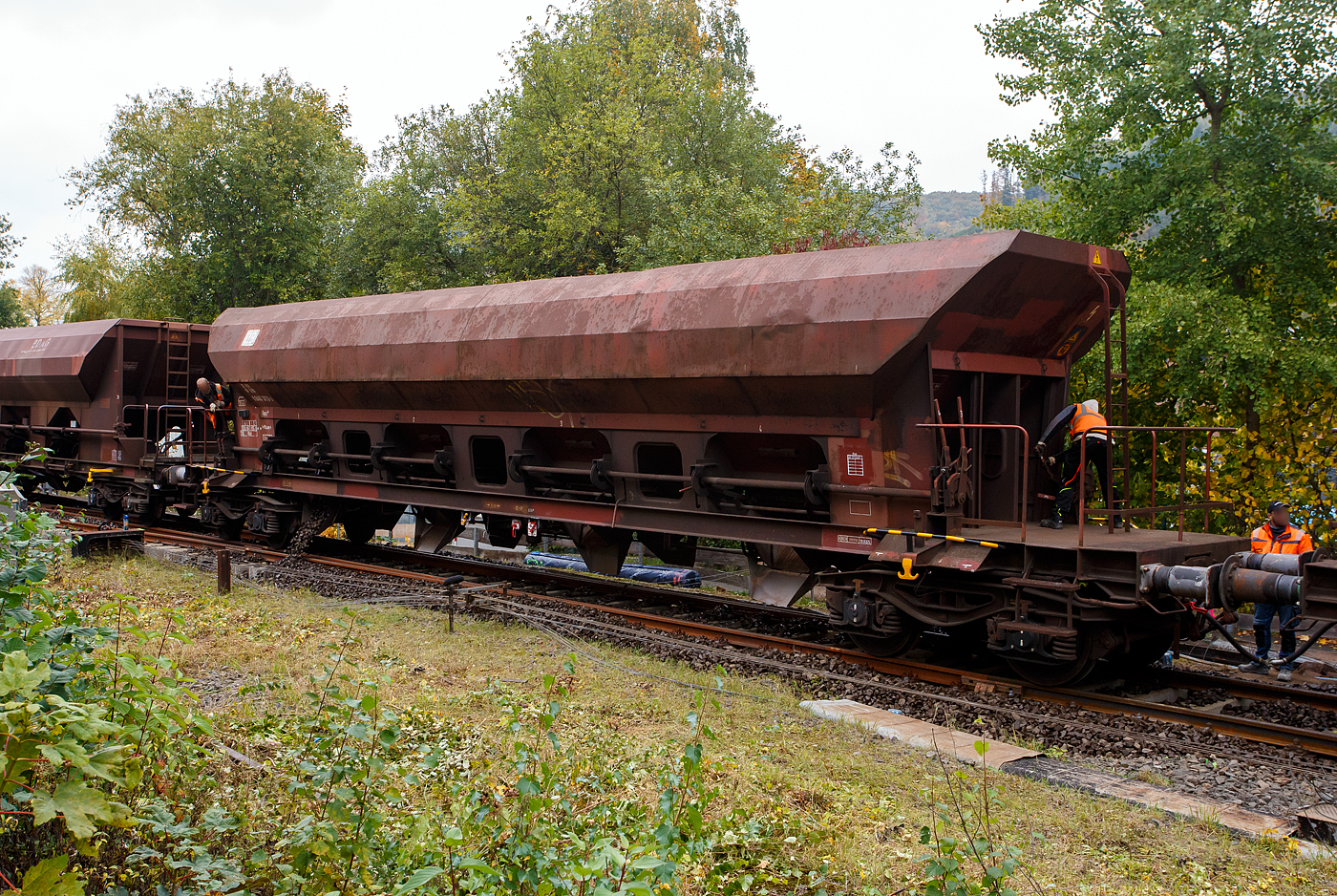 Baustelle Bahnhof Herdorf am 12 Oktober 2025, nun werden die Weichen 25 und 26 eingeschottert. Hier mit dem vierachsigen offenen Drehgestell-Schüttgutwagen mit dosierbarer Schwerkraftentladung, 31 80 6940 331-3 D-DB, Gattung Facs 124 (ex DR Gattung Eads-y), der DB Cargo AG.