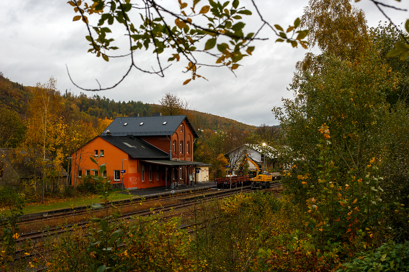 Baustelle Bahnhof Herdorf nun am Sonntagmorgen des 26 Oktober 2025, auch wenn es weithin k�hl und windig ist, so regnet es (kurzzeitig) wenigstens mal nicht. Doch trotz der bescheidenen Wetterverh�ltnisse, sind die Arbeiten seit gestern Nachmittag sehr gut vorangegangen. Die neue Weiche 3 und das neue Gleis als Anschuss von Weiche 26 an Gleis 4 sind eingebaut. Nun muss noch Eingeschottert und sp�ter Gestopft werden. 

Zurzeit werden die alten ausgebauten Gleis- und Weichenst�cke zerlegt und mittels Zweiwegebagger auf Res-Flachwagen verladen. 