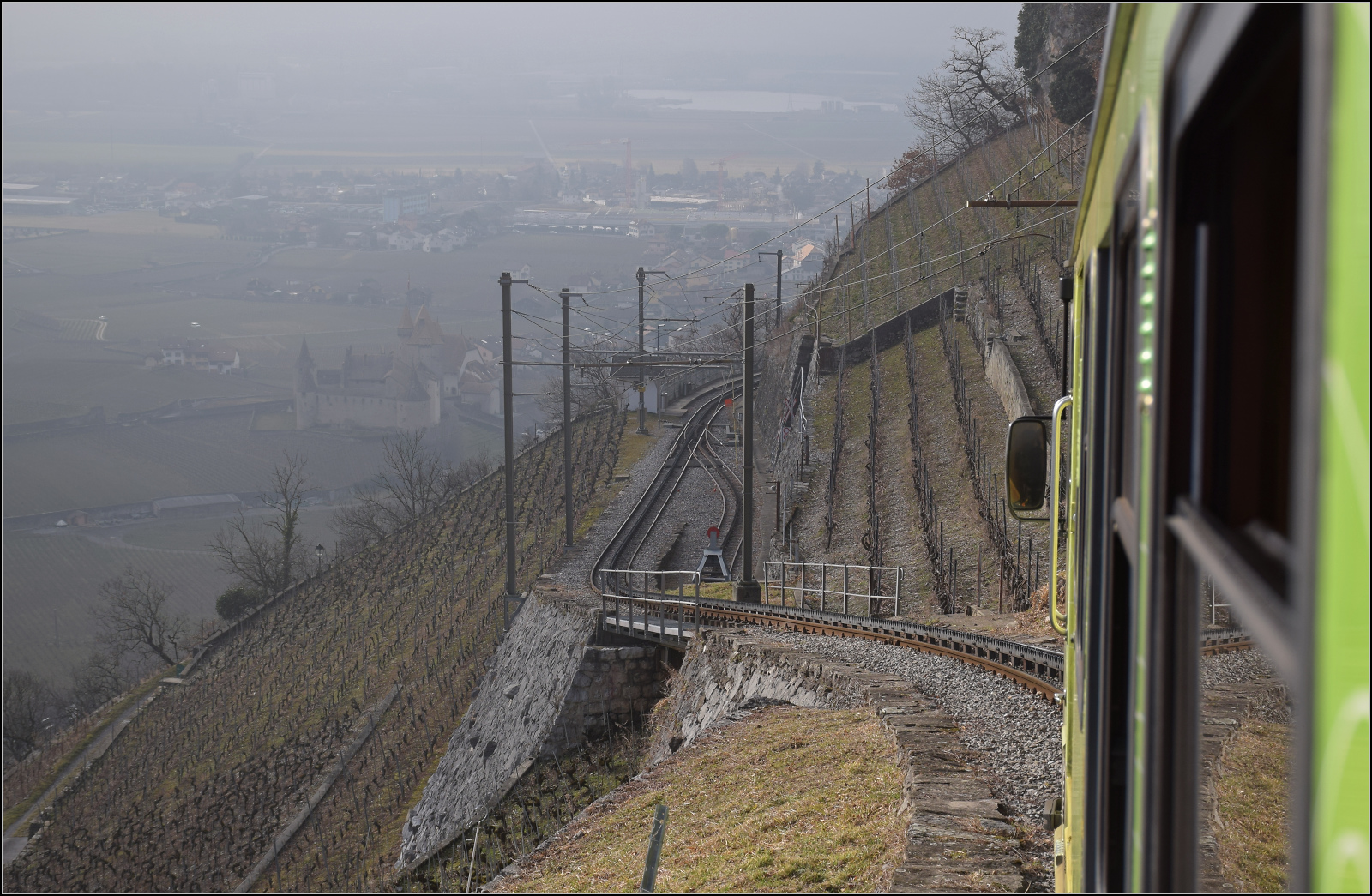 BDeh 4/4 313 bringt den Zug mit Bt 351 und Bt 362 nach Aigle. In Fontanney gibt es eine Ausweichstelle mit nur einer Weiche. Leysin Feydey, Janaur 2026.