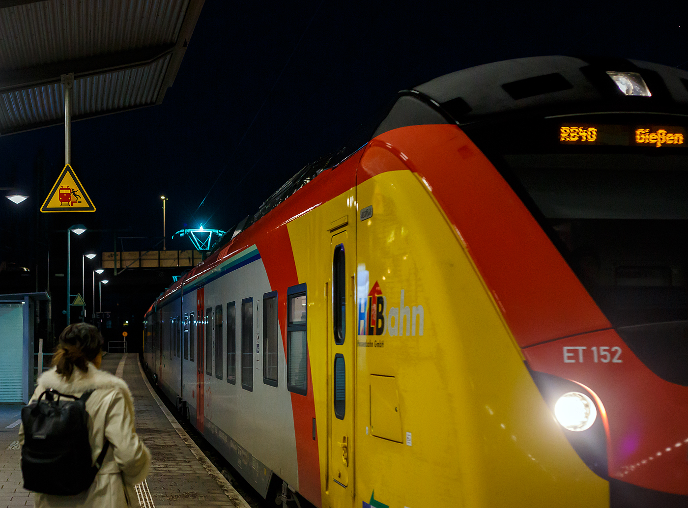 Bedingt durch die frostigen Temperaturen (ca. -10°) erreicht der HLB ET 152, ein vierteiliger Niederflur-Elektrotriebwagen (BR 1440 -  Grinsekatzen ) vom Typ Alstom Coradia Continental der HLB (Hessische Landesbahn), am 13 Januar 2025 als RB 40  Mittelhessen-Express  von Dillenburg nach Gießen den Bahnhof Wetzlar. 

Da hat die DB AG wohl einen Fahrdienstleiter eine halbe Stunde früher aus dem Bett bekommen und wir konnten unsere Fahrt um 7 Uhr 36 fortsetzen. Bis 8 Uhr sollte die Strecke unterbrochen sein, da das Stellwerk Dutenhofen bis dahin wegen Personalausfall nicht besetzt war.
