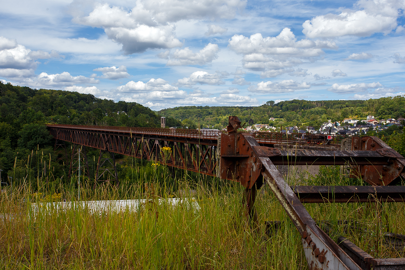 Blick auf die 1906 errichtete Hülsbachtalbrücke in Westerburg (Westerwald), eine 225 m lange Eisenbahnbrücke der ehemaligen Westerwaldquerbahn (ex KBS 425), am 07 Juli 2024 vom Erlebnisbahnhof Westerwald der Westerwälder Eisenbahnfreunde 44 508 e. V..

Die Westerwaldquerbahn ist eine ehemalige 74,3 km lange Eisenbahnstrecke, die ursprünglich als Nebenbahn von Herborn über Driedorf, Fehl-Ritzhausen und Westerburg nach Montabaur führte. Heute ist nur noch der Abschnitt zwischen Wallmerod und Montabaur für den Güterverkehr in Betrieb.
