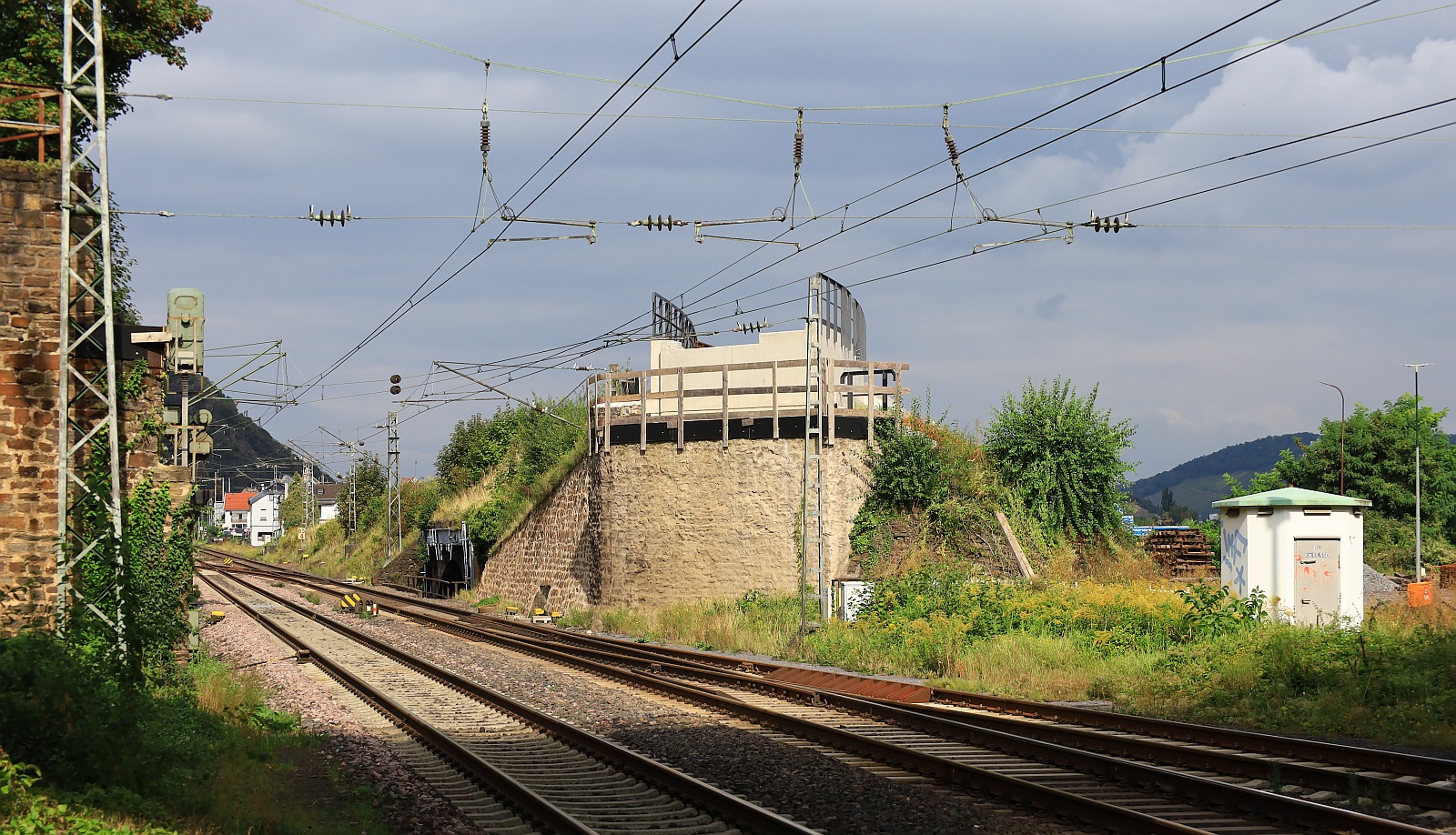 Blick auf die noch nicht fertiggestellte Brücke der Brohltalbahn. Brohl 13.09.2023