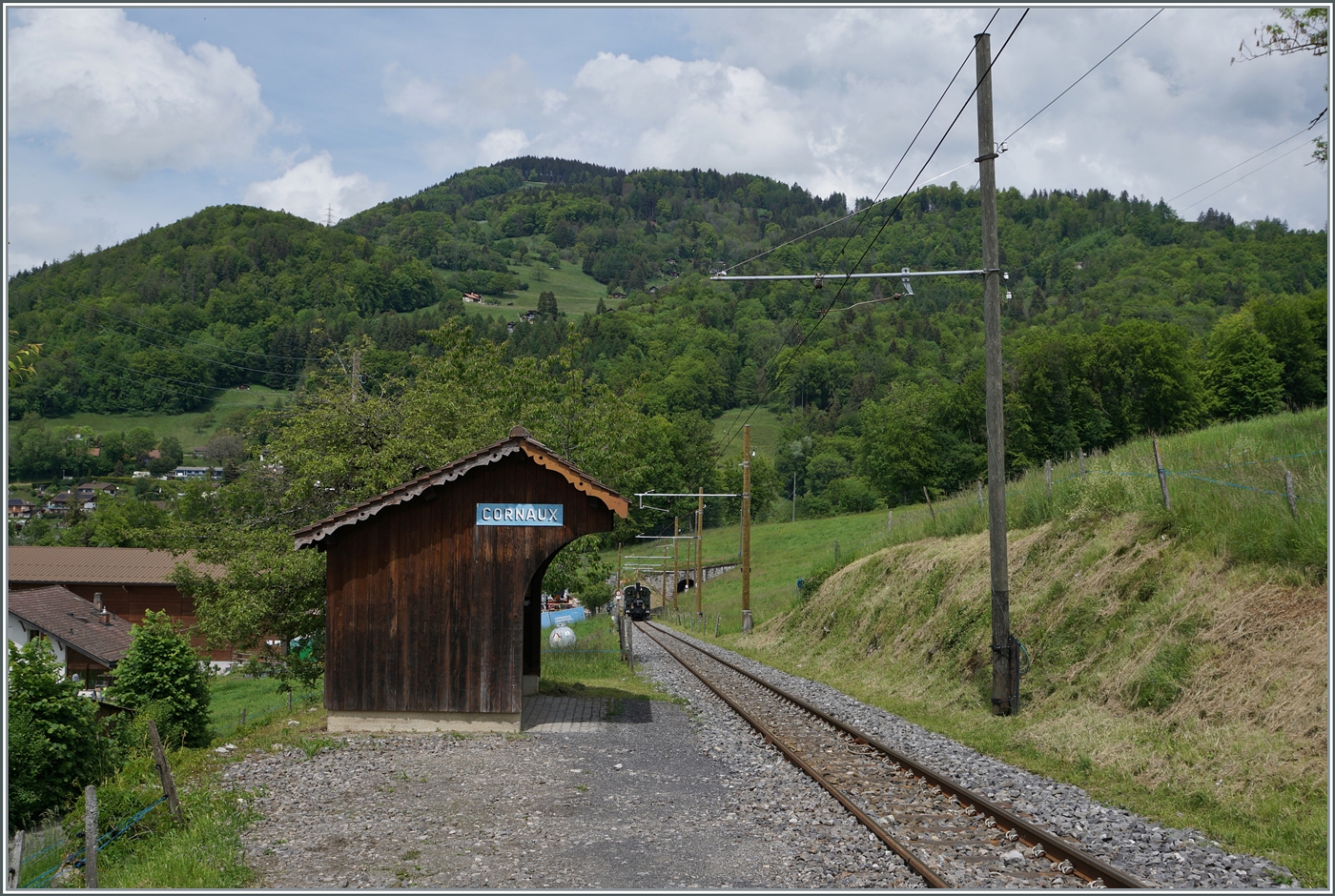 Blick von Cornaux in Richtung Blonay mit einem alten Fahrleitungsmast im Vordergrund und den neuen im Hintergrund. Ebenfalls erkennbar die LEB G 3/3 die mit einem Reisezug in Richtung Chamby dampft. 

20. Mai 2024