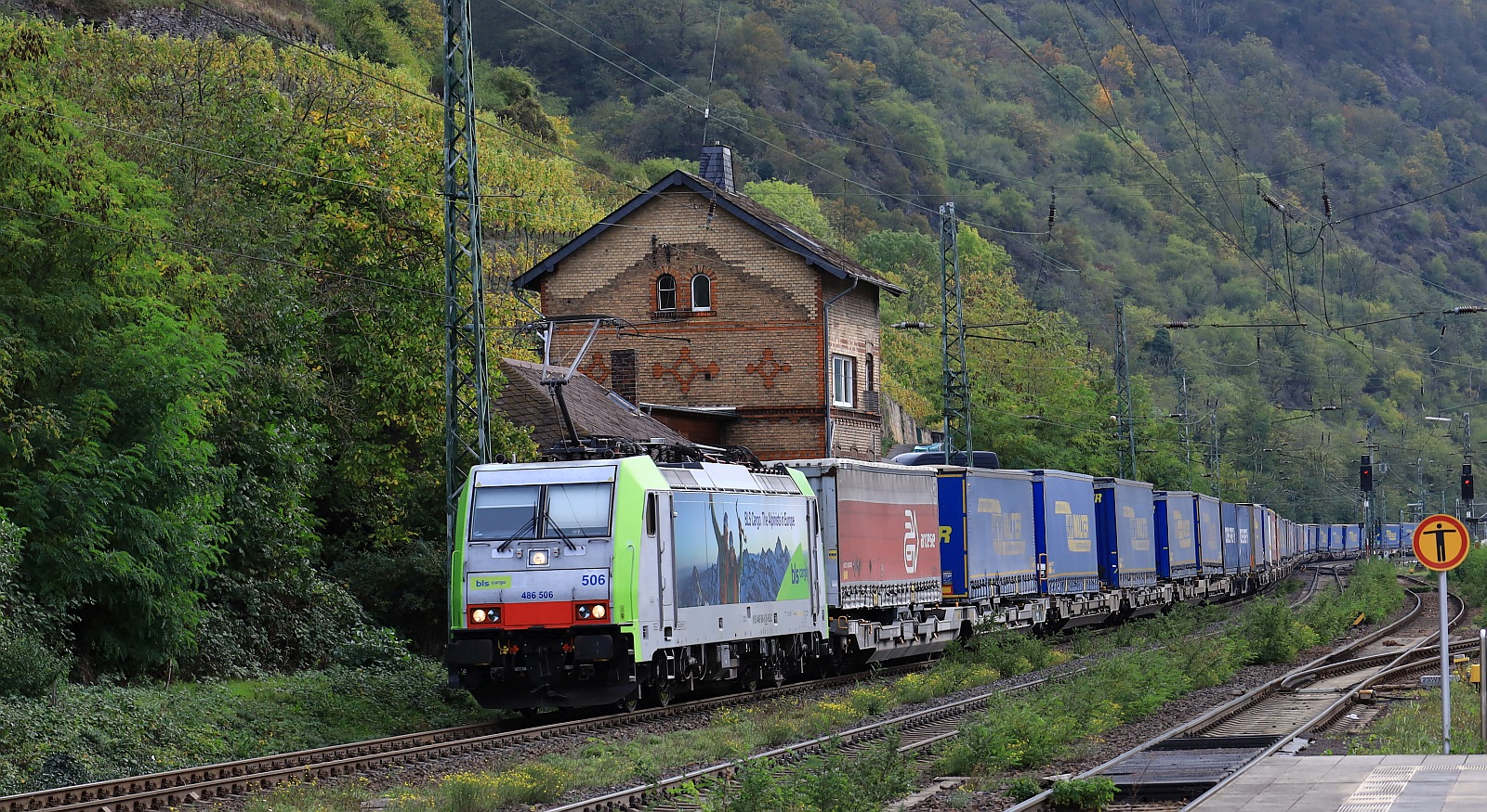 BLS Cargo 486 506 mit Arcese/Walter KLV unterwegs Richtung Koblenz. Kaub 23.10.2023