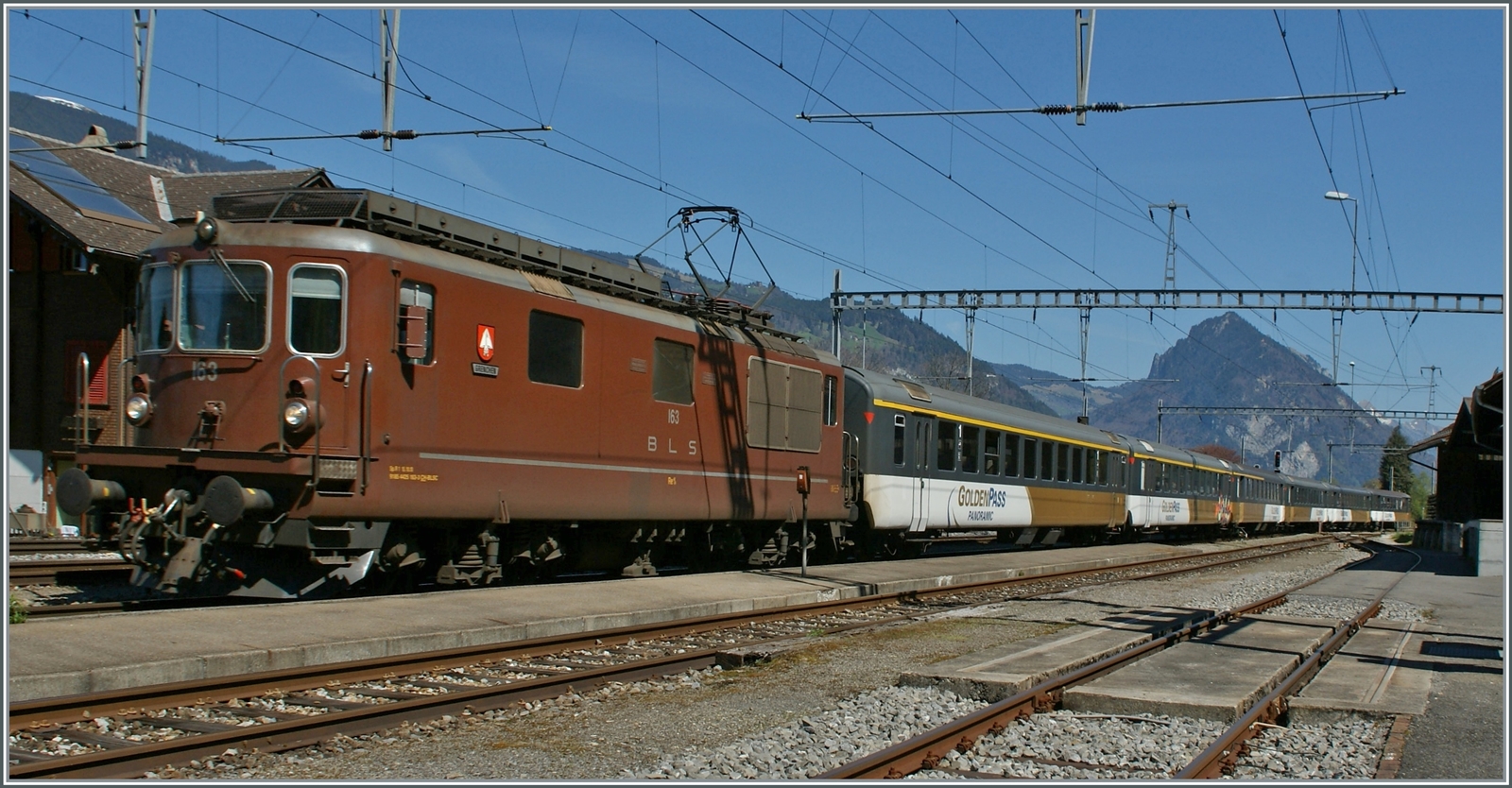 BLS Re 4/4 163 - 165 von 1967, als Ae 4/4 II 263- 265 abgeliefert; die Re 4/4 163  Grenchen  ist in Leissigen mit einem  GoldenPass  RE von Zweisimmen nach Interlaken unterwegs. Später wurden für diese Leistungen EW III eingesetzt und da mit der BLS Re 4/4 nicht kompatibel, SBB Re 4/4 II angekauft, so dass die BLS Re 4/4 ihre letzten Leistungen im Reisezugverkehr verlor.

9. April 2011

