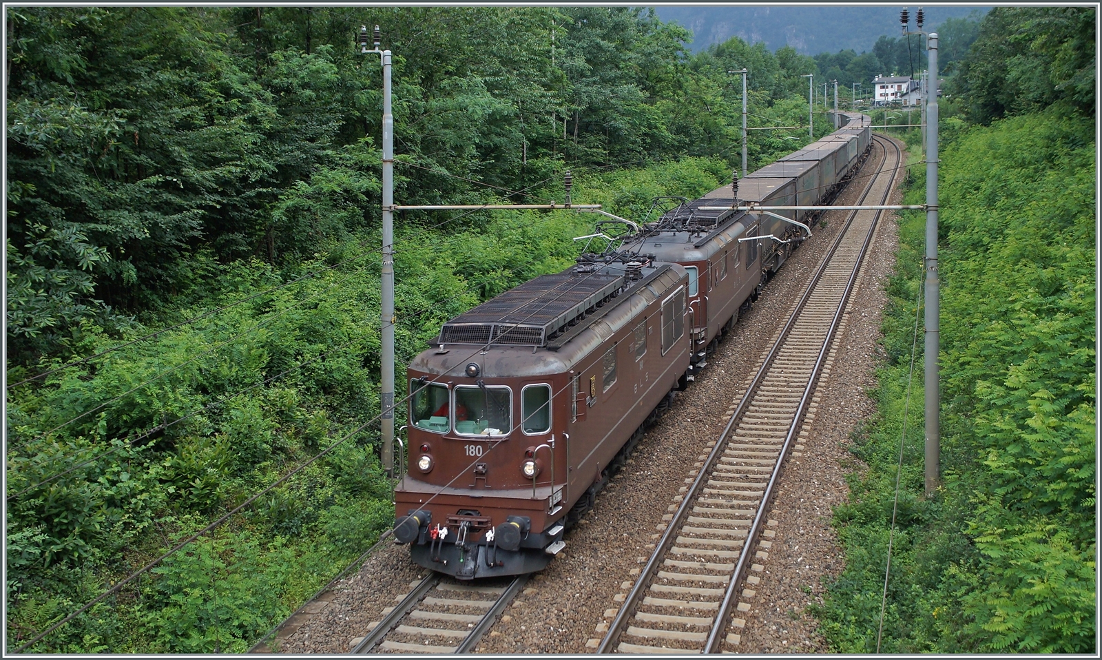 BLS Re 4/4 177 - 180 ab 1972 (an SEZ/GBS/BN ausgeliefert); die BLS Re 4/4 180  Ville de Neuchâtel  (ex BN Re 4/4) und eine weitere ziehen kurz vor Varzo einen Güterzug Richtung Brig. 

2. Juli 2014