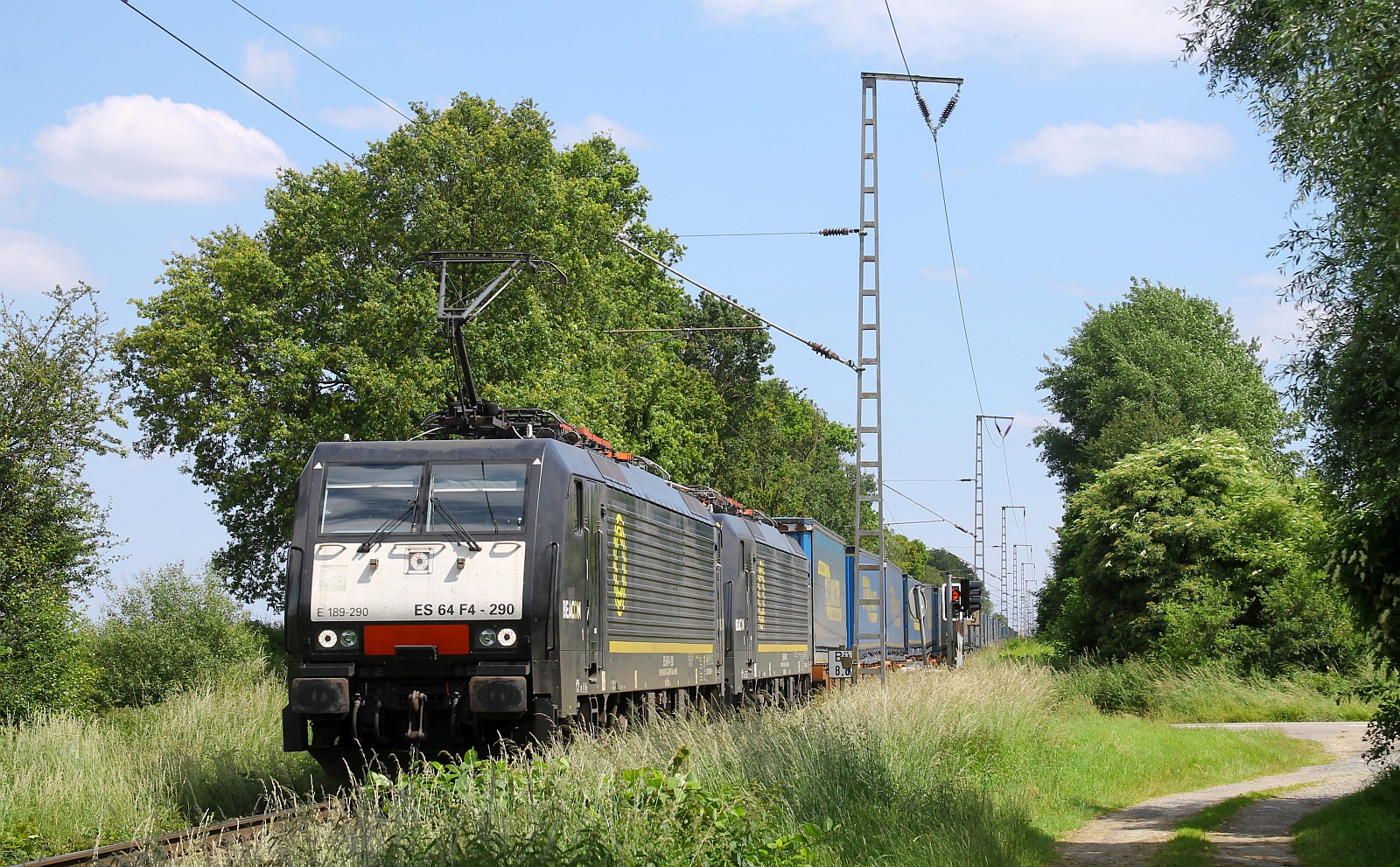 BRLL 189 280 + 189 283 mit LKW Walter KLV passiert den Bü Peelsheide bei Boisheim am 08.06.2024