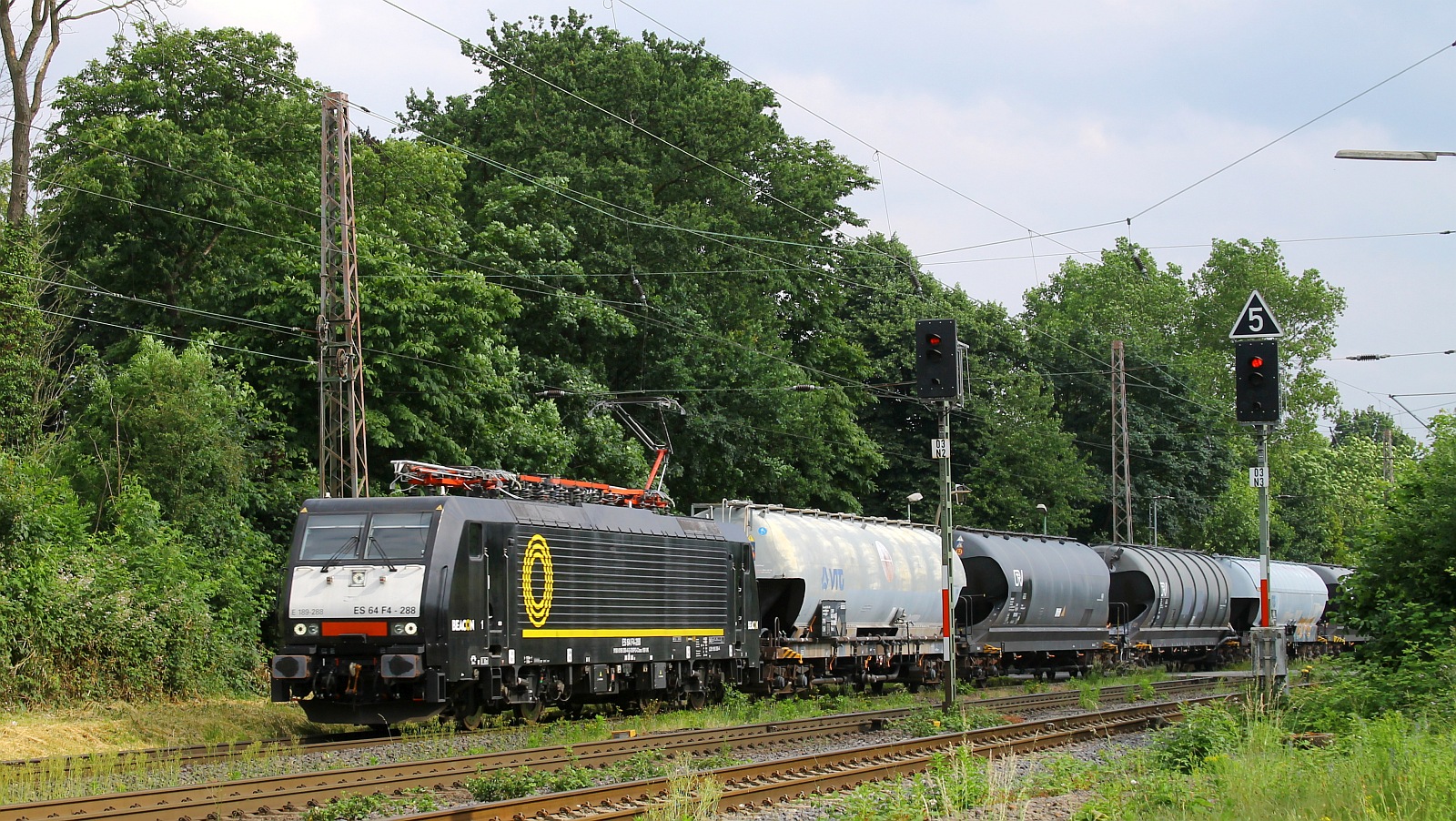 BRLL ES 64 F4-288/189 288-4 mit Kesselwagenzug Ratingen-Lintorf 05.06.2024