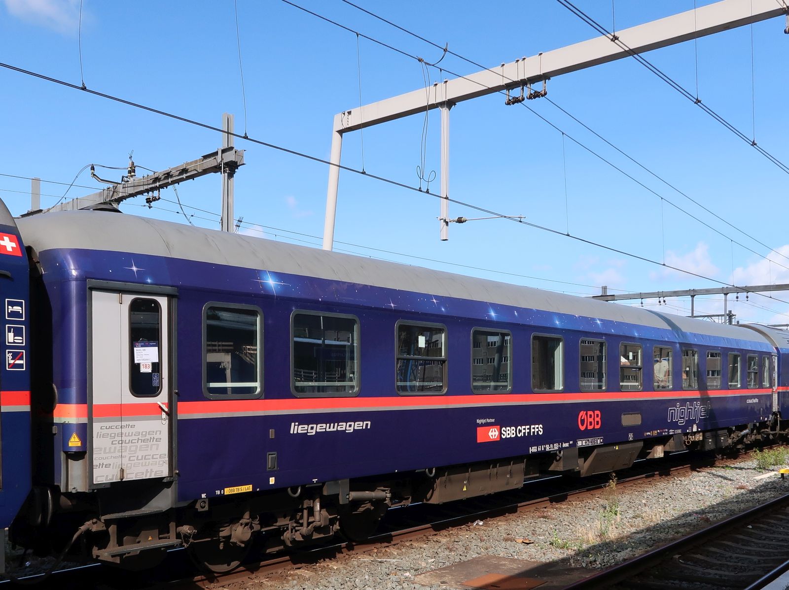 BTE (BahnTouristikExpress) ) Bcmz Liegewagen mit Nummer D-BTEX 61 81 50-91 051-1 �BB NightJet 402 von Z�rich Hbf nach Amsterdam Centraal Station. Gleis 5 Utrecht Centraal Station, Niederlande 05-08-2025.

BTE (BahnTouristikExpress) ) Bcmz ligrijtuig met nummer D-BTEX 61 81 50-91 051-1 �BB NightJet 402 van Z�rich Hbf naar Amsterdam CS. Spoor 5 Utrecht CS 05-08-2025.