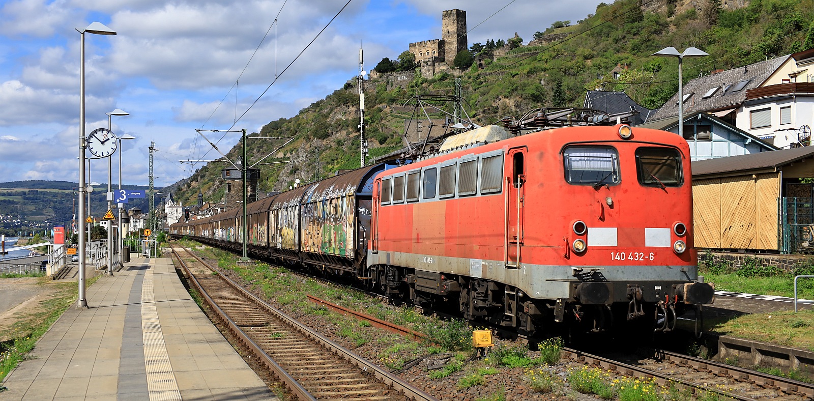 BYB E40 432 / 140 432-6, REV/MNLX/23.02.16, Verl/MNLX/05.02.24 mit dem Henkel Express. Kaub am Rhein 14.09.2023