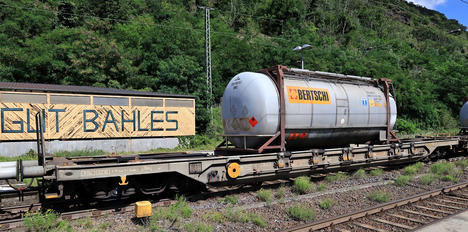 CH-HUPAC 33 85 4506 166-9 Gattung Sdgnss beladen mit einem Bertschi Tanktainer Volumen 38500l Inhalt 30/1202 Dieselkraftstoff, Gas- oder Heizungsöl. Kaub 08.08.2024