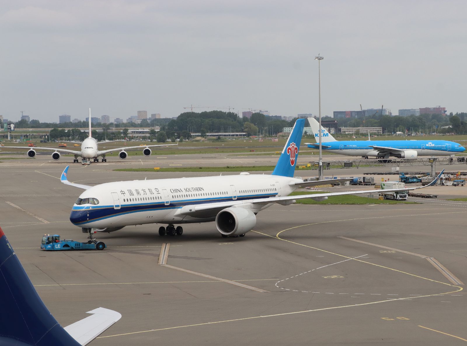 China Southern Airlines B-30F9 Airbus A350-941 Erstflug dieses Flugzeugs war am 29-03-2021. Flughafen Amsterdam Schiphol, Niederlande 03-06-2024.

China Southern Airlines B-30F9 Airbus A350-941 eerste vlucht van dit vliegtuig was op 29-03-2021. Luchthaven Schiphol 03-06-2024.

