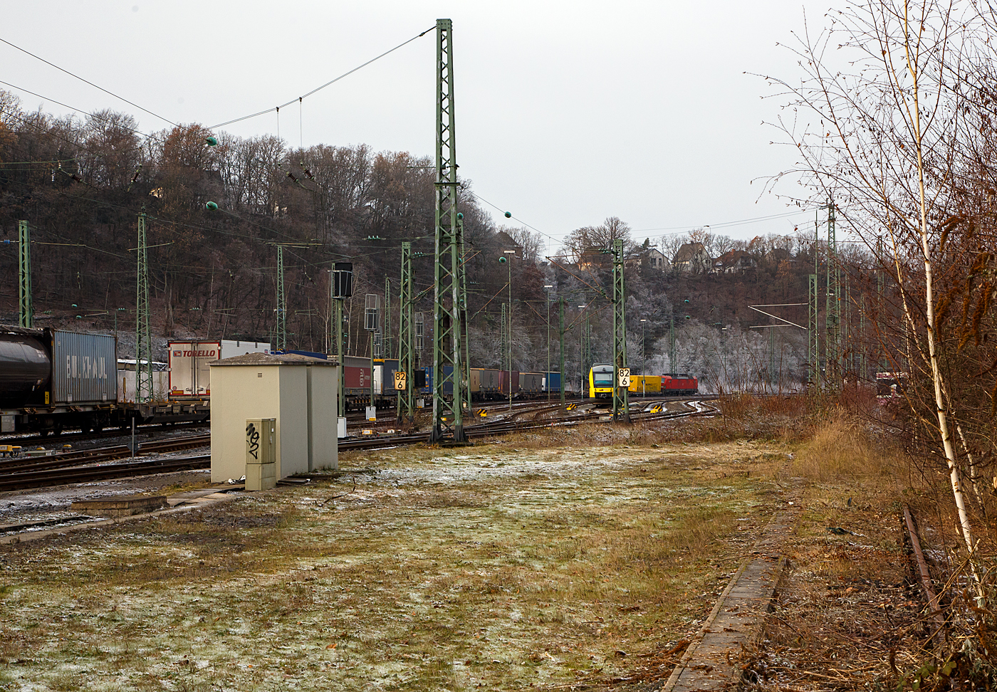 Da war ich etwas zu spät an den Gleisen, so war nur der Nachschuss möglich....
Eine Siemens Vectron (BR 193) fährt am 18.12.2022 mit einem KLV-Zug durch Betzdorf (Sieg) in Richtung Köln. 

Man sieht noch ist es am heutigen 4. Advent sehr kalt, aber die Wetterfrösche sagen einen mächtigen Temperaturanstieg für morgen voraus.
