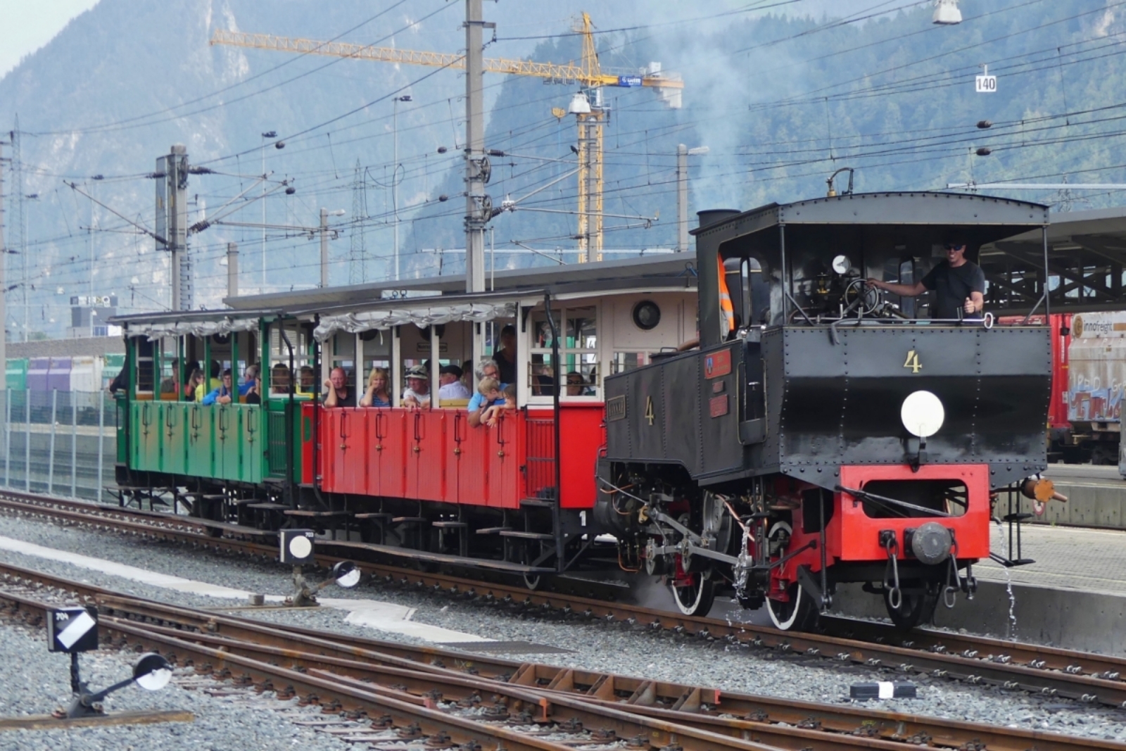 Dampflok 4 der Achenseebahn, “HANNAH“, erreicht den Bahnhof von Jenbach, vom Achensee her kommend. 08.2024