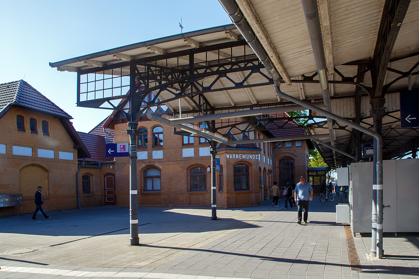 Das Empfangsgeb�ude vom Bahnhof Warnem�nde am 15 Mai 2022.

Der Bahnhof Warnem�nde liegt im gleichnamigen Ostseebad, einem Ortsteil der Hansestadt Rostock. Das Empfangsgeb�ude und einige weitere Anlagen des Bahnhofs stehen unter Denkmalschutz. Der Bahnhof ist Endpunkt der Linien S1, S2 und S3 der S-Bahn Rostock. Neben dem Rostocker Hauptbahnhof ist er der zweite Fernverkehrsbahnhof Rostocks mit Verbindungen nach Dresden, Leipzig oder Wien. Bis 1995 war er Ausgangspunkt der F�hren nach Gedser in D�nemark. Es sind es nur noch wenige Meter zu Fu� bis zum 2005 er�ffneten Warnem�nder Cruise Center, ca. 5 Minuten auch mit Gep�ck.
