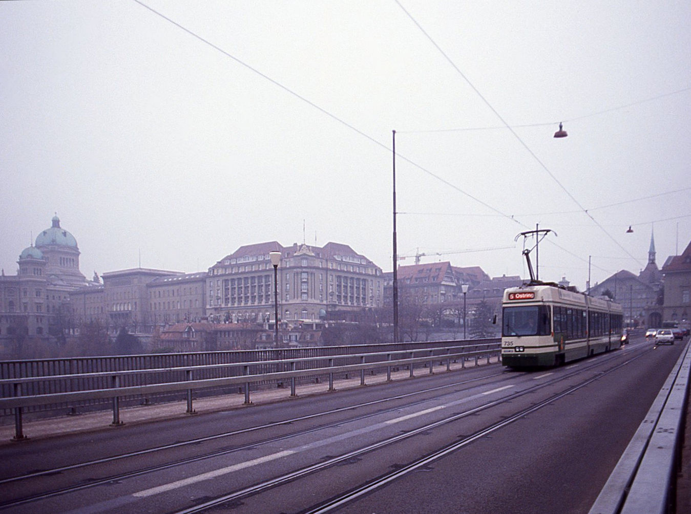 Das Ende naht - die Bernmobil Be4/8 von ACMV Vevey aus dem Jahr 1990: Wagen 735 auf der Kirchenfeldbrücke, 31.Dezember 1991 