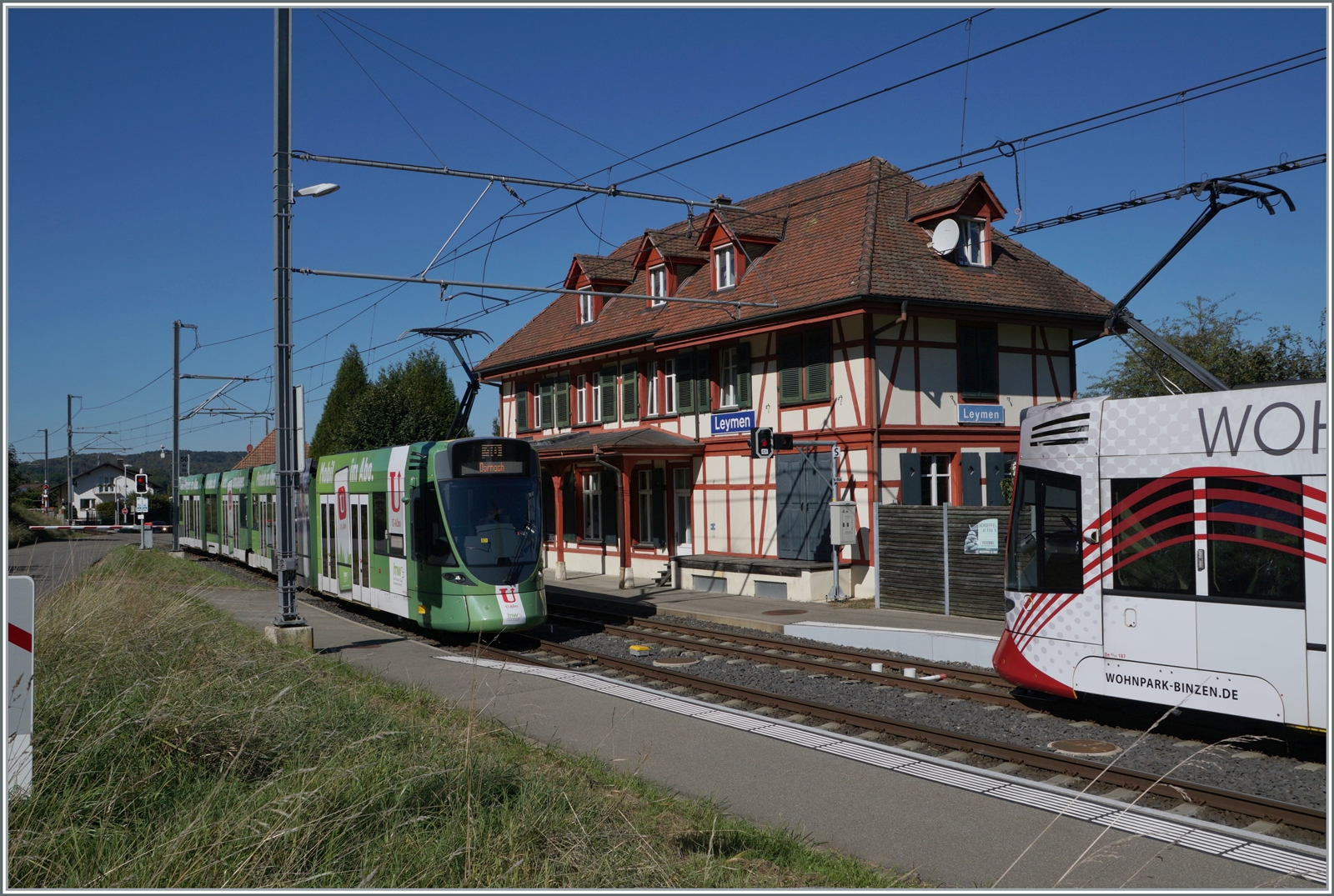 Das Gebäude des Bahnhof von Leymen zeigt sich äussert hübsch. Im Bahnhof selbst kreuzen sich sind BLT Züge nach Rodersdorf und Dornach. 

26. Sept. 2023