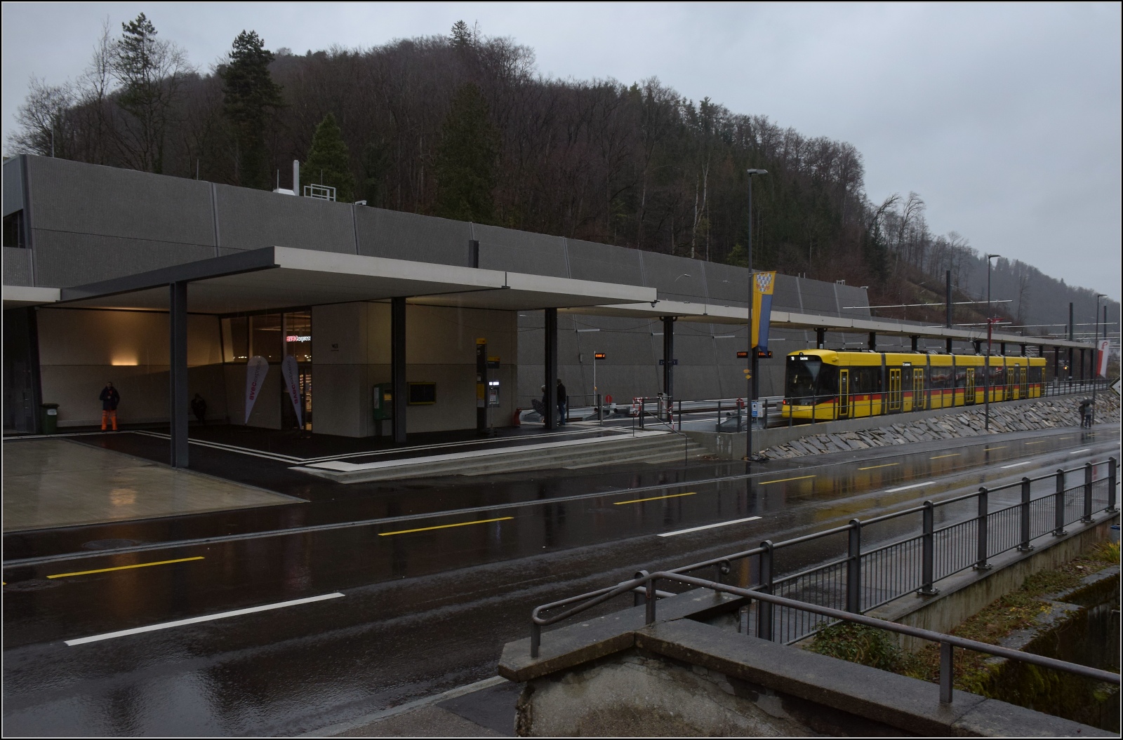 Das neue Waldenburgerli.

Ein Fest für Architektur- und Bahnfreaks, für den normalen Geschmack eher ein Ausbund an Hässlichkeit, wobei aus der Perspektive die Idee des Architekten wohl noch ein klein wenig verständlich wird. Waldenburg, Dezember 2022.