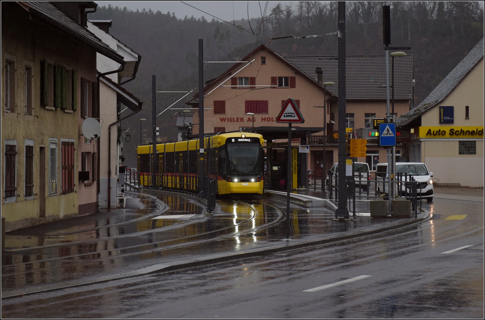 Das neue Waldenburgerli.

Ein wenig anachonistisch wirkt die Bahn in Hölstein schon. Dezember 2022.