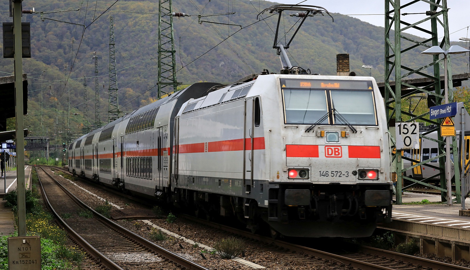 DB 146 572-3 mit dem IC, Bingen Hbf 22.10.2023