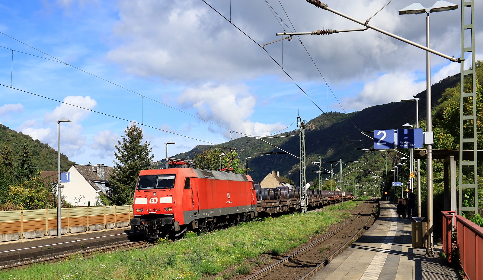 DB 152 104-6 mit  Mini Andernacher  aufgenommen in Kestert am Rhein. 14.09.2023