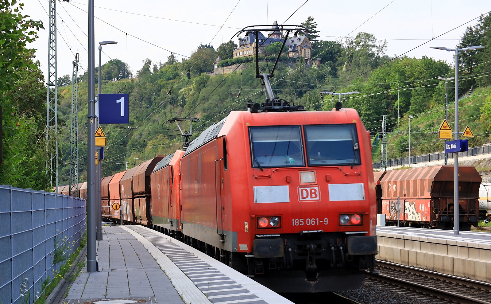 DB 185 061-9 mit Schwesterlok und lustigem Tf inklusive leerem Kohlezug. Linz am Rhein 12.09.2023