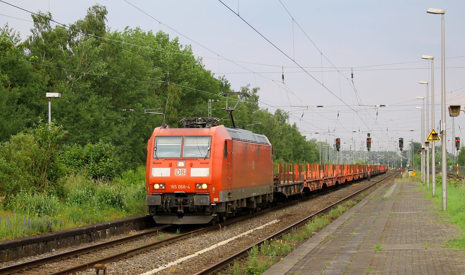 DB 185 068-4 mit Schwerlastwagen Leerzug. Viersen 06.06.2024