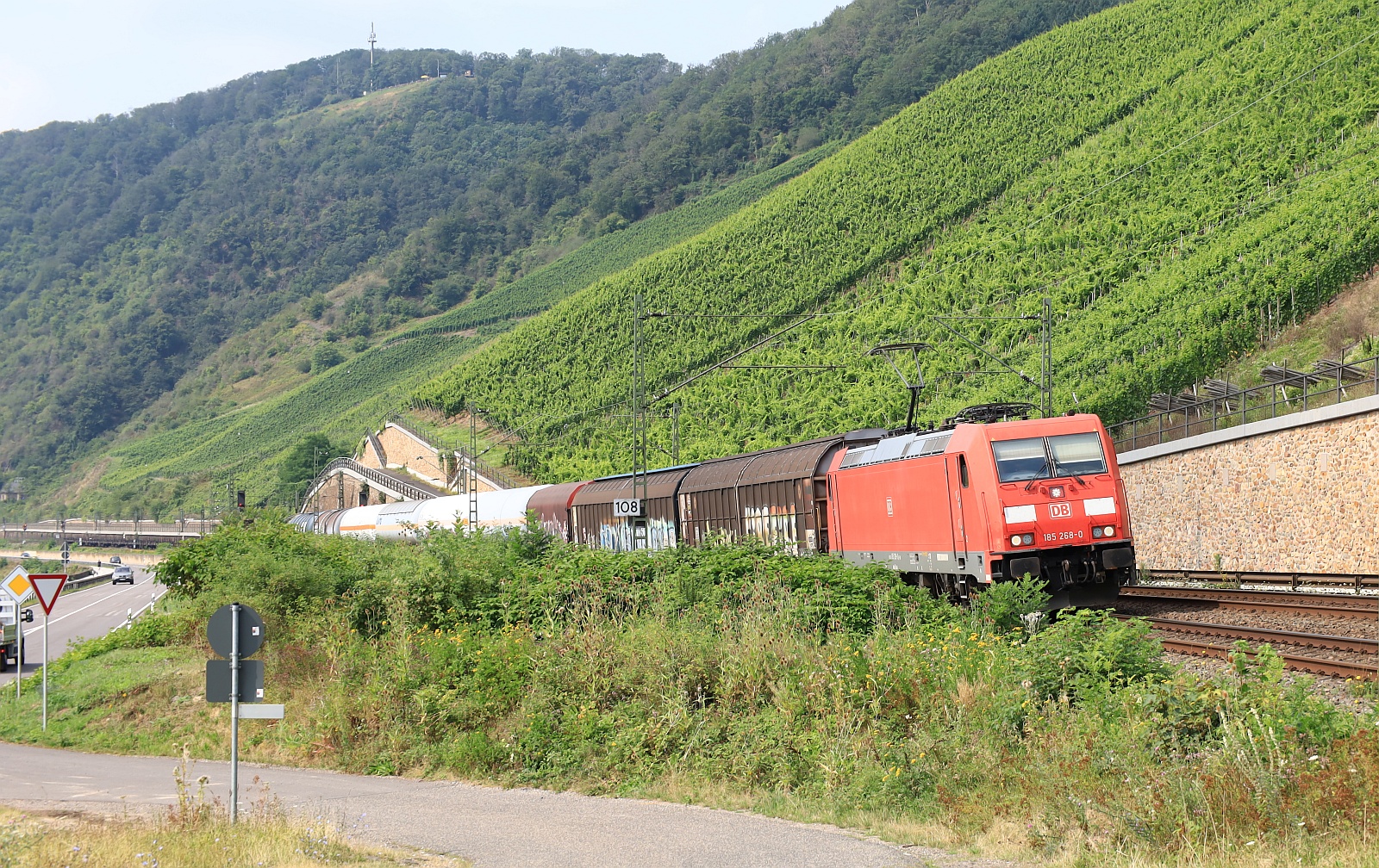 DB 185 268-0 mit Güterzug gen Koblenz unterwegs. Bopparder Hamm 03.08.2024